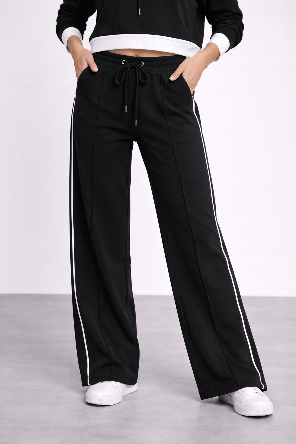 Conjunto  Negro de Sudadera Corta y Pantalón