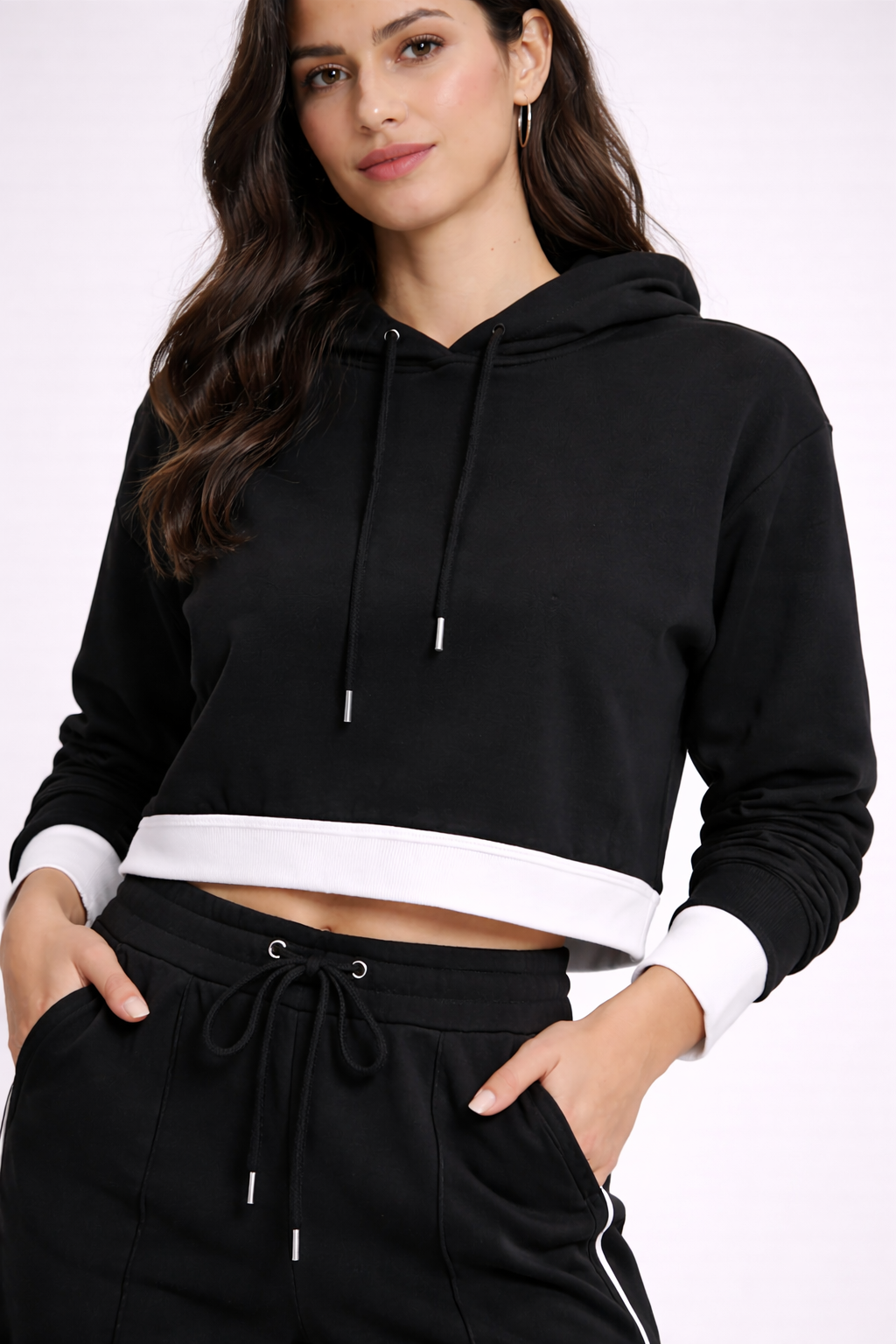 Conjunto  Negro de Sudadera Corta y Pantalón