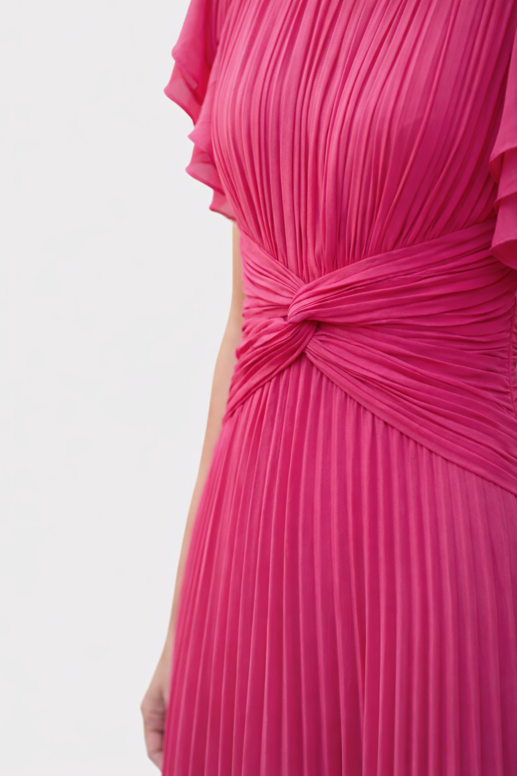 Vestido plisado con mangas vaporosas y detalle elegante en cintura