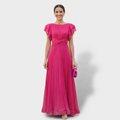 Vestido plisado con mangas vaporosas y detalle elegante en cintura