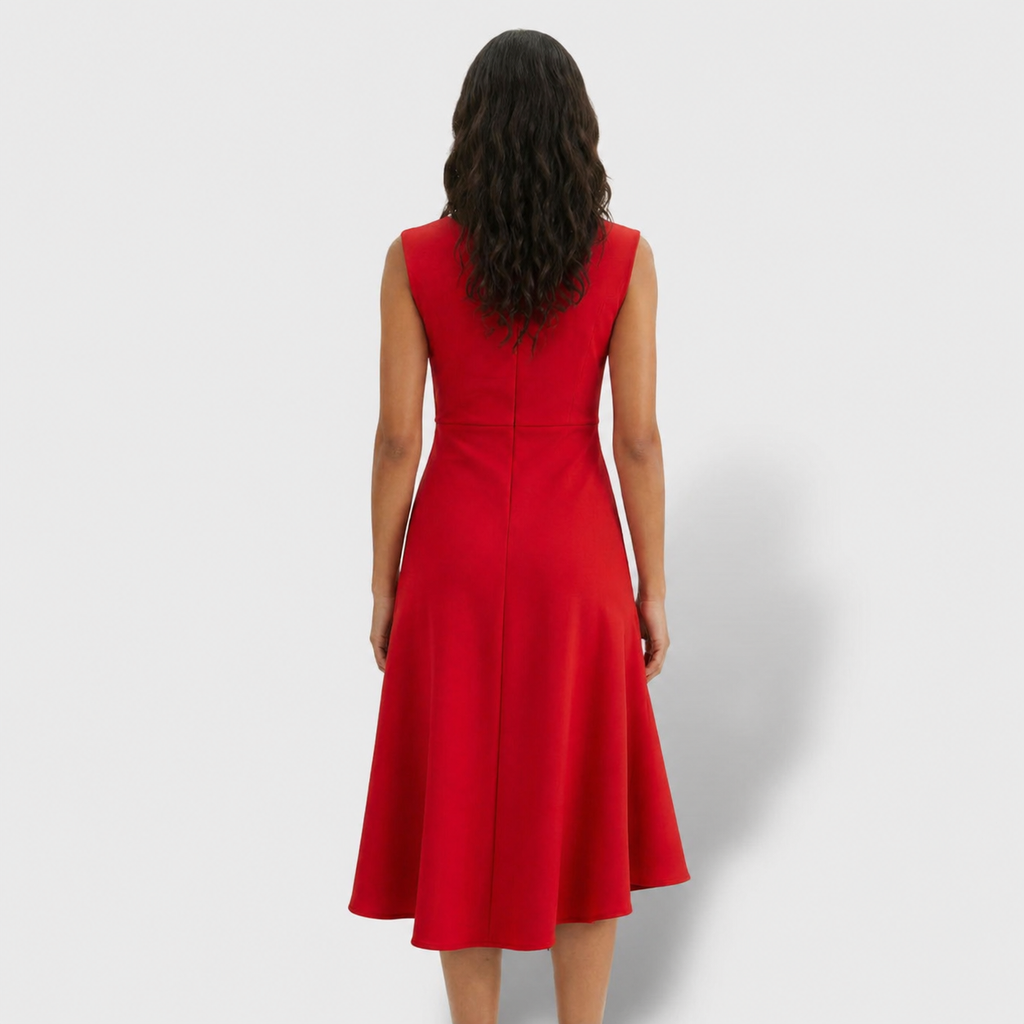 Vestido rojo elegante con drapeado lateral
