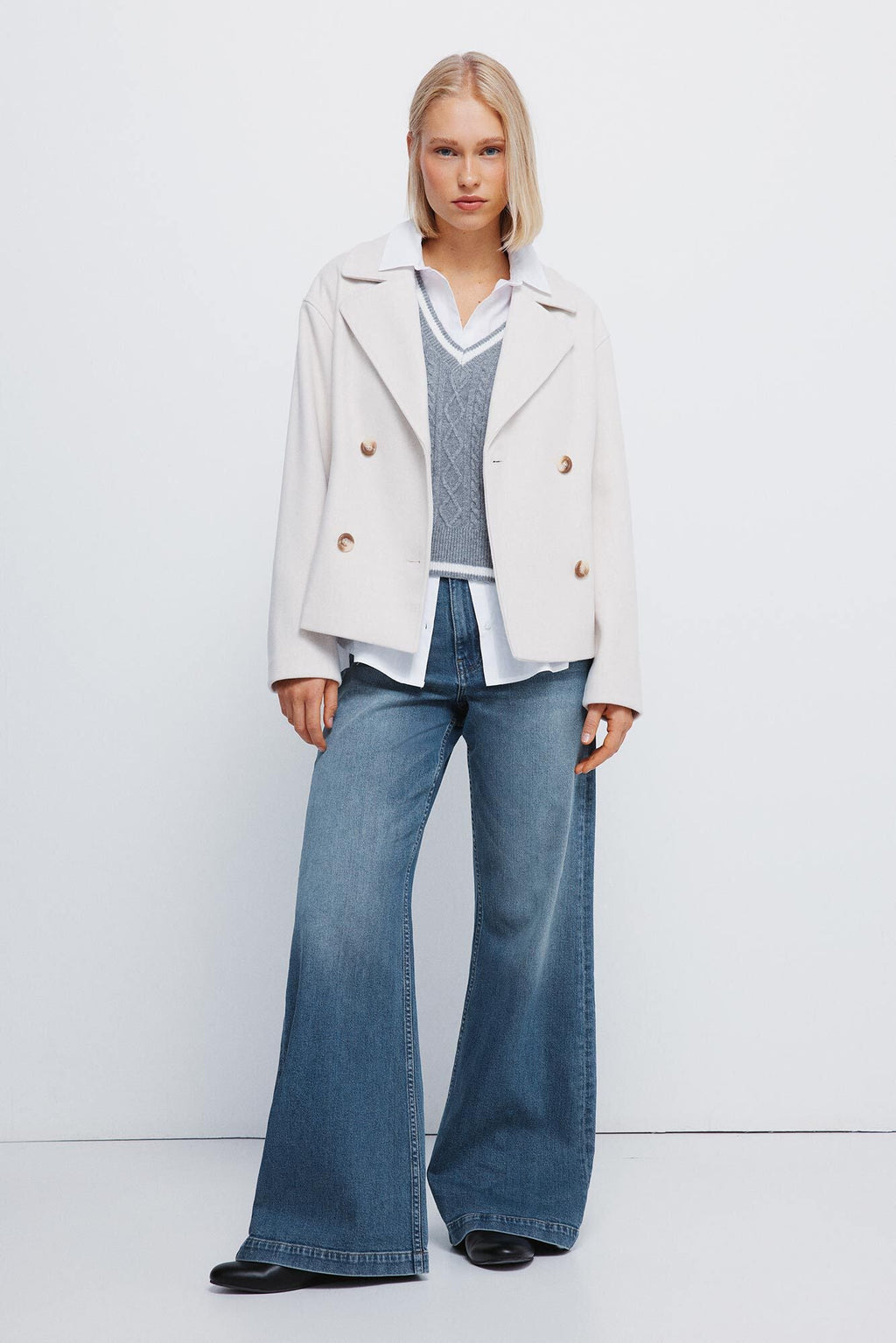 Abrigo Corto Elegante con Doble Botonadura y Bolsillos – Diseño Clásico y Sofisticado