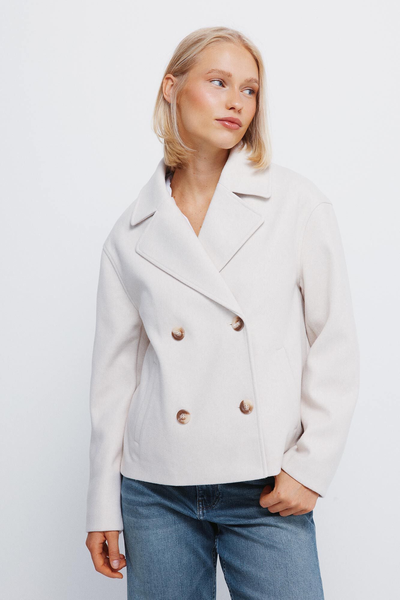 Abrigo Corto Elegante con Doble Botonadura y Bolsillos – Diseño Clásico y Sofisticado