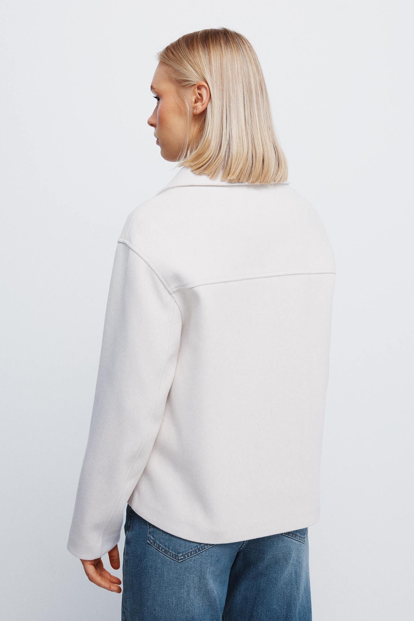 Abrigo Corto Elegante con Doble Botonadura y Bolsillos – Diseño Clásico y Sofisticado