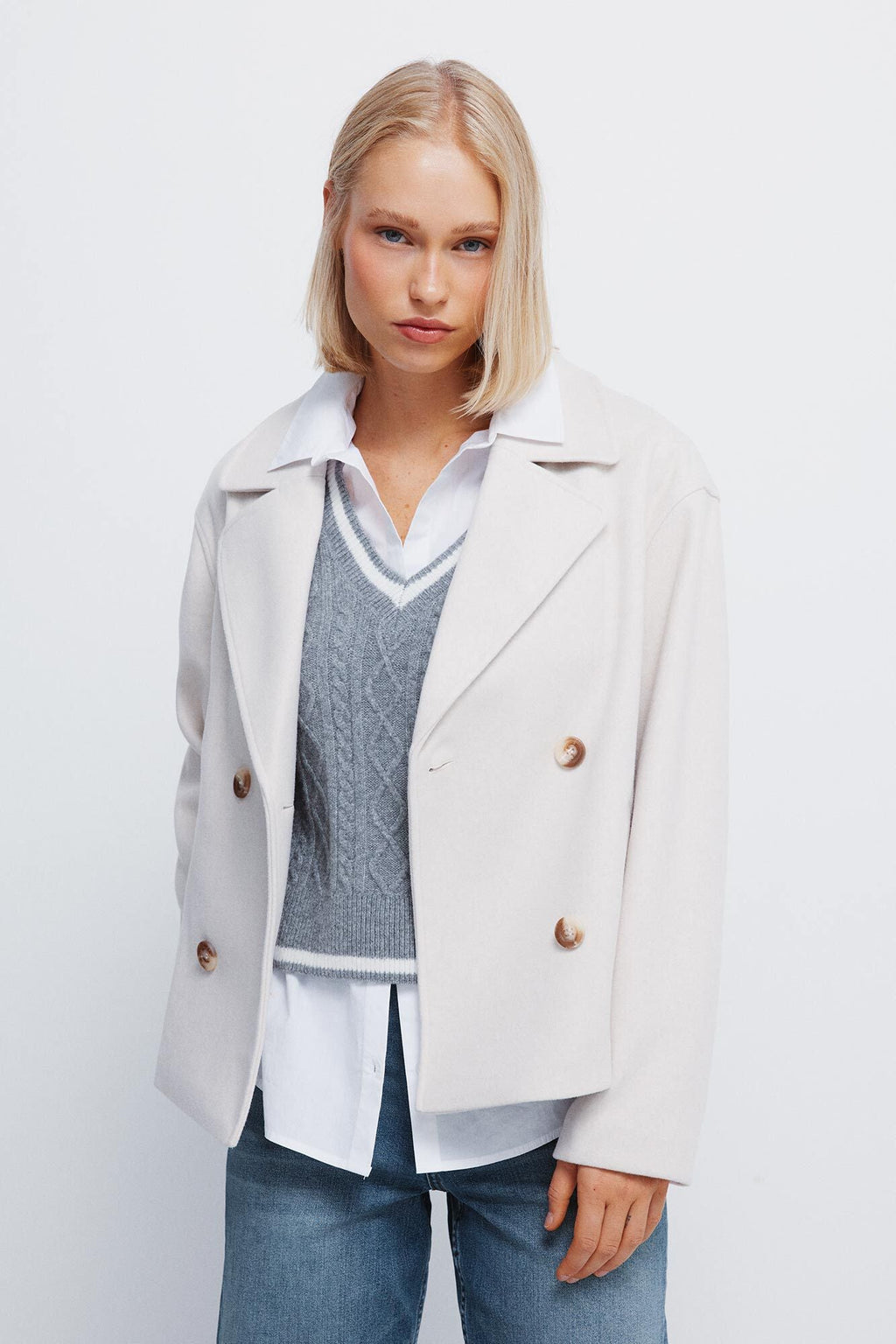 Abrigo Corto Elegante con Doble Botonadura y Bolsillos – Diseño Clásico y Sofisticado