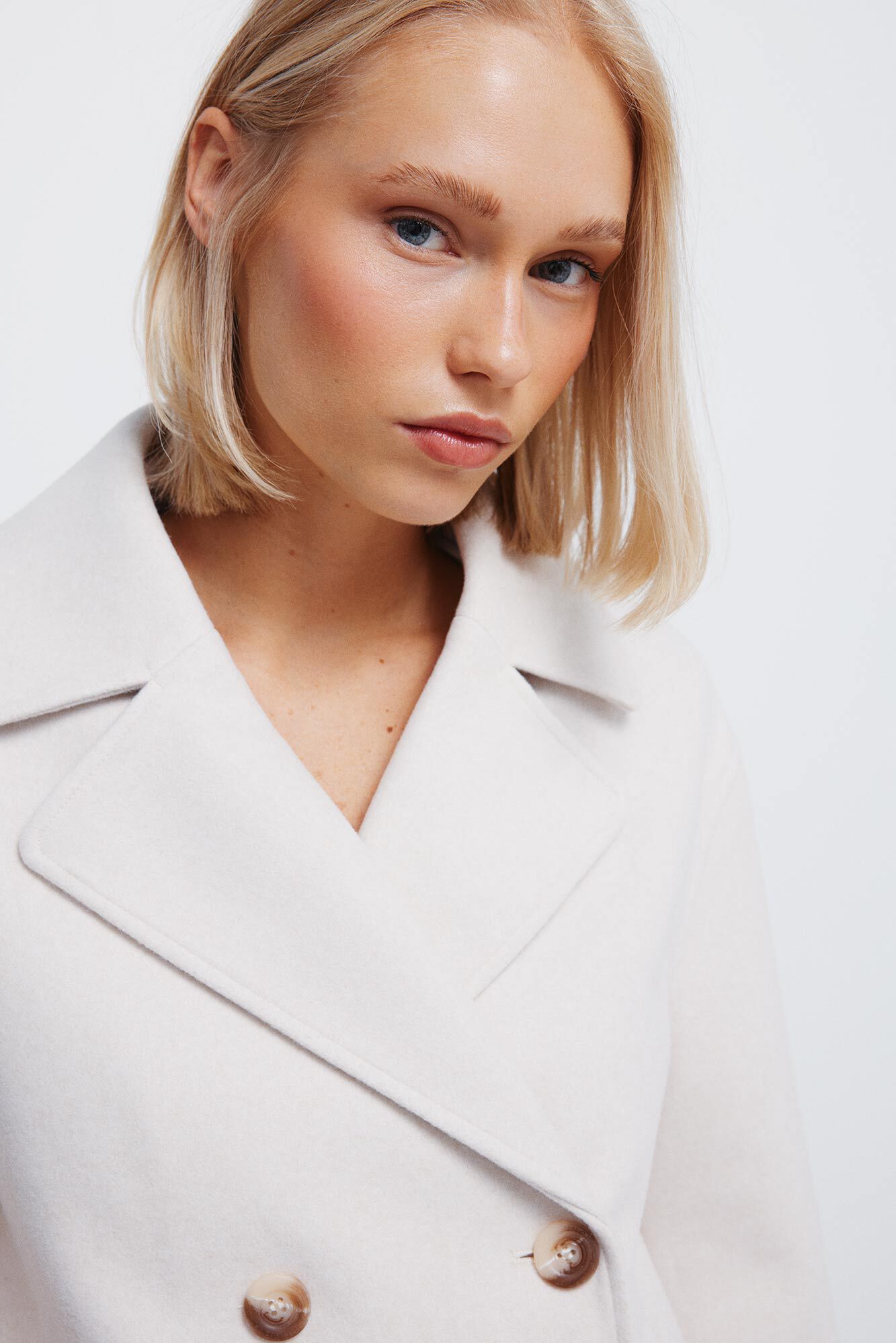 Abrigo Corto Elegante con Doble Botonadura y Bolsillos – Diseño Clásico y Sofisticado