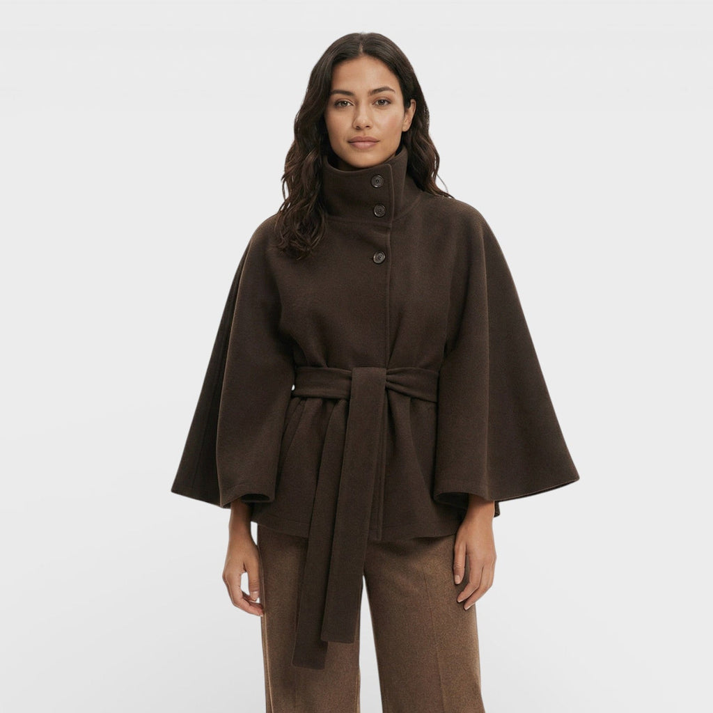 Abrigo Capa Corto con Cinturón y Corte Fluido de Inspiración Elegante
