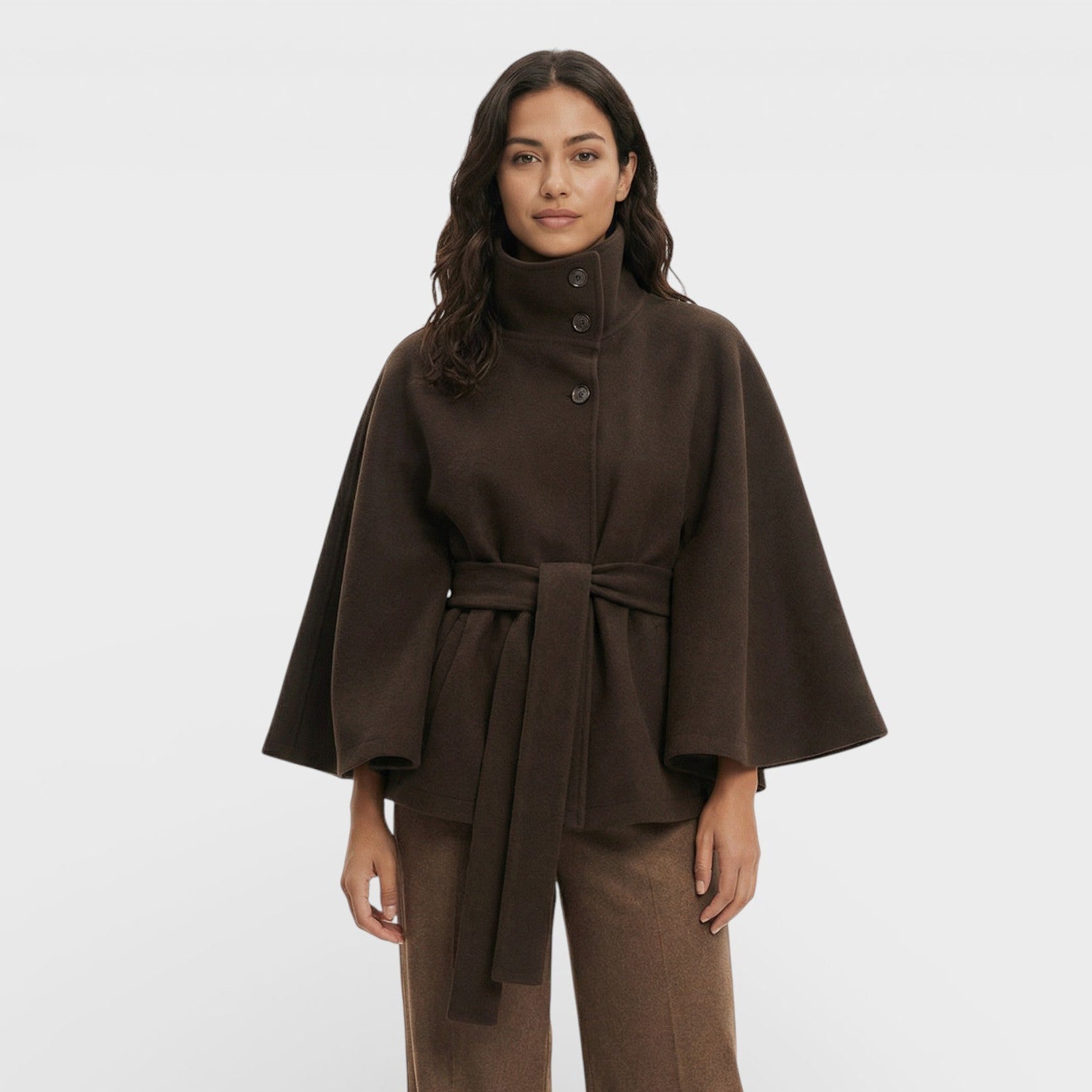 Abrigo Capa Corto con Cinturón y Corte Fluido de Inspiración Elegante
