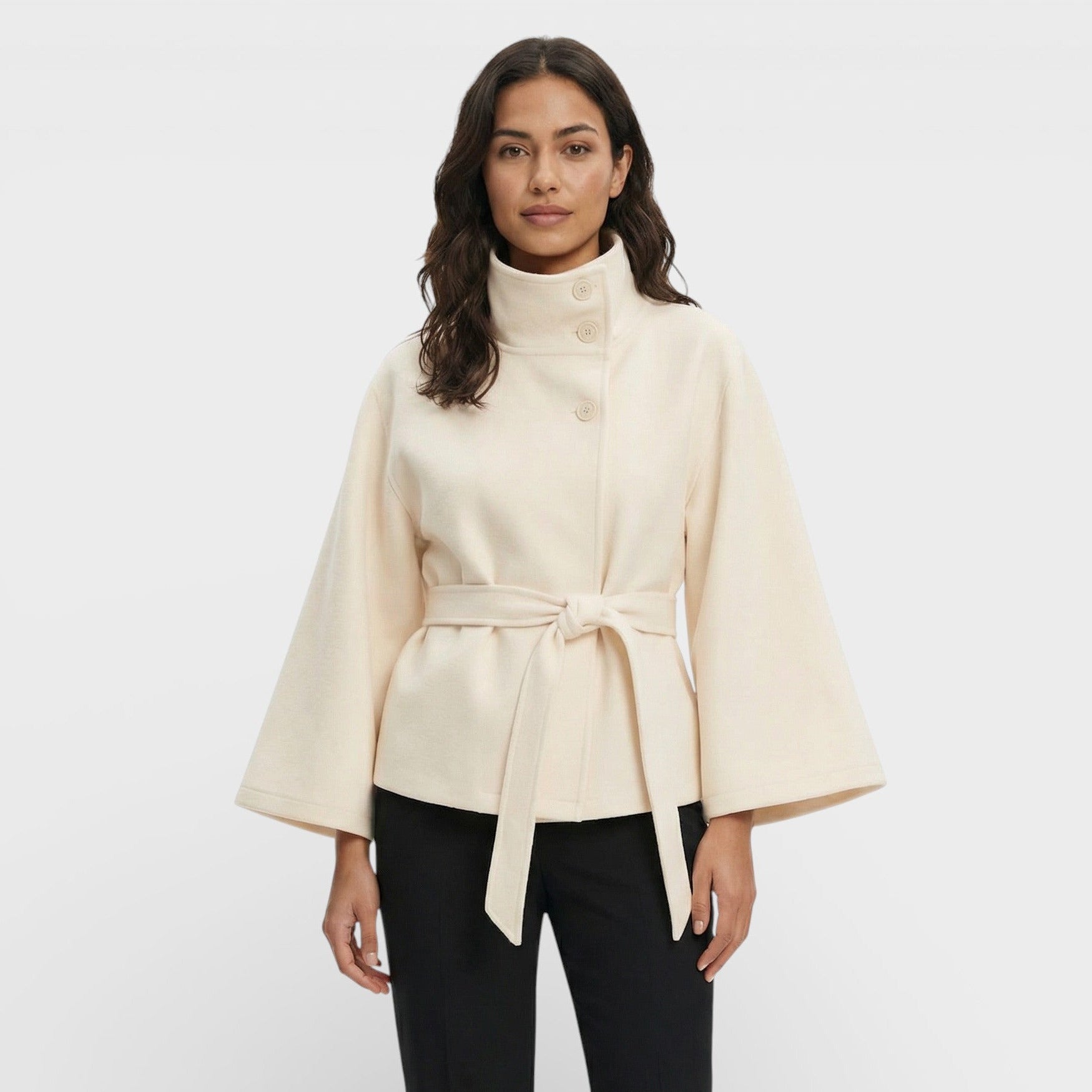 Abrigo Capa Corto con Cinturón y Corte Fluido de Inspiración Elegante