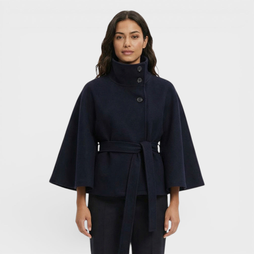 Abrigo Capa Corto con Cinturón y Corte Fluido de Inspiración Elegante