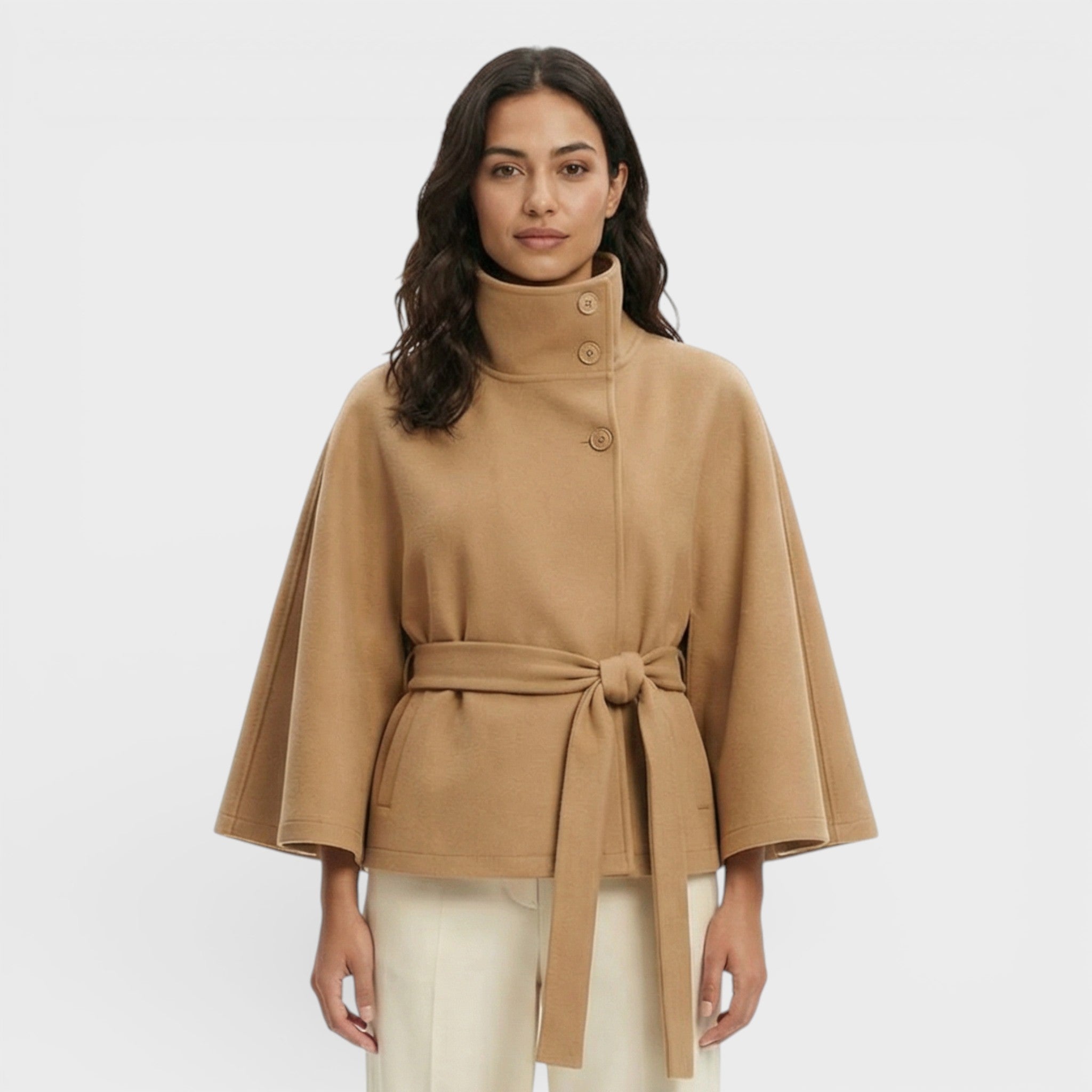Abrigo Capa Corto con Cinturón y Corte Fluido de Inspiración Elegante