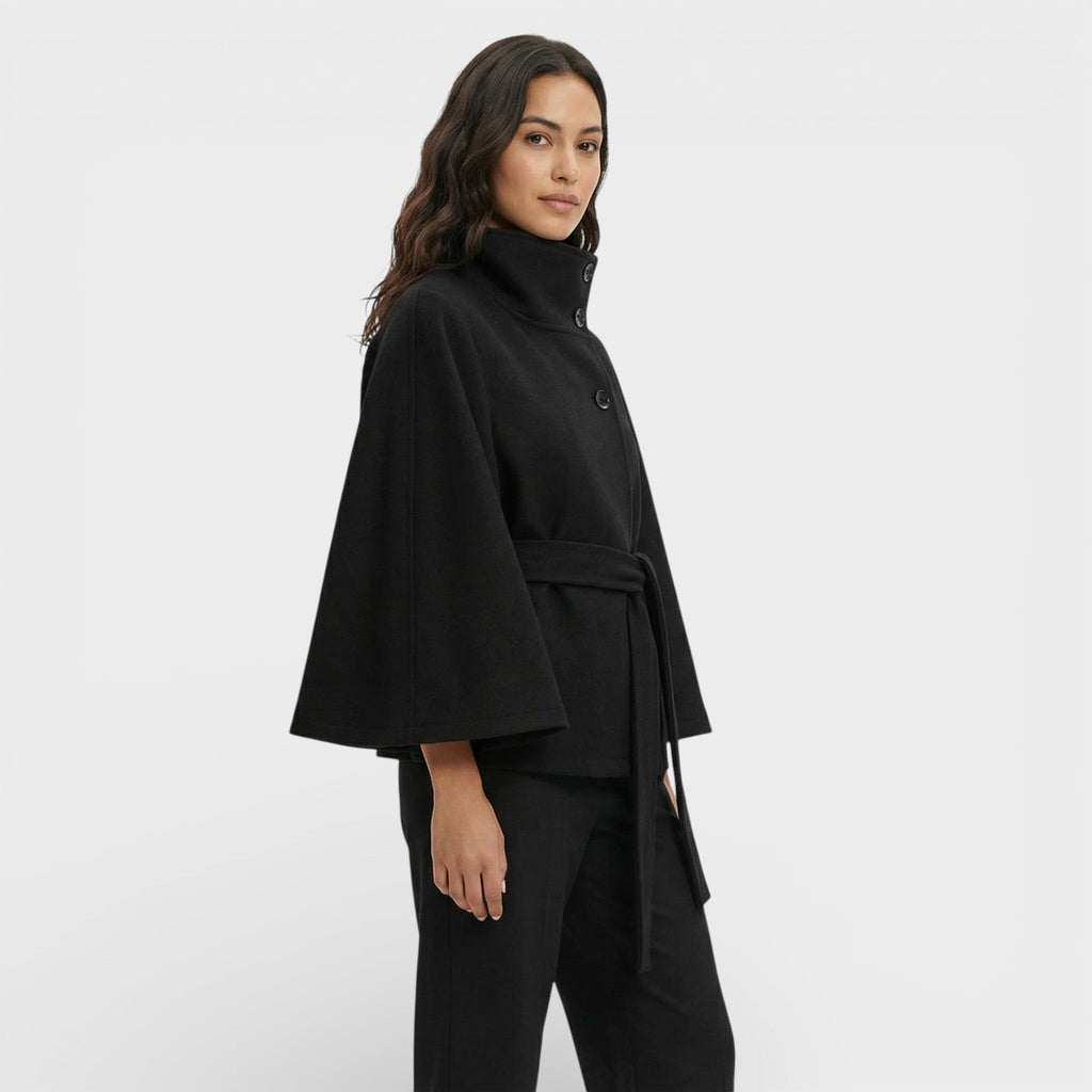 Abrigo Capa Corto con Cinturón y Corte Fluido de Inspiración Elegante