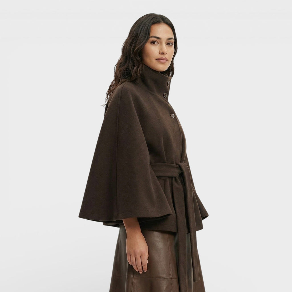 Abrigo Capa Corto con Cinturón y Corte Fluido de Inspiración Elegante