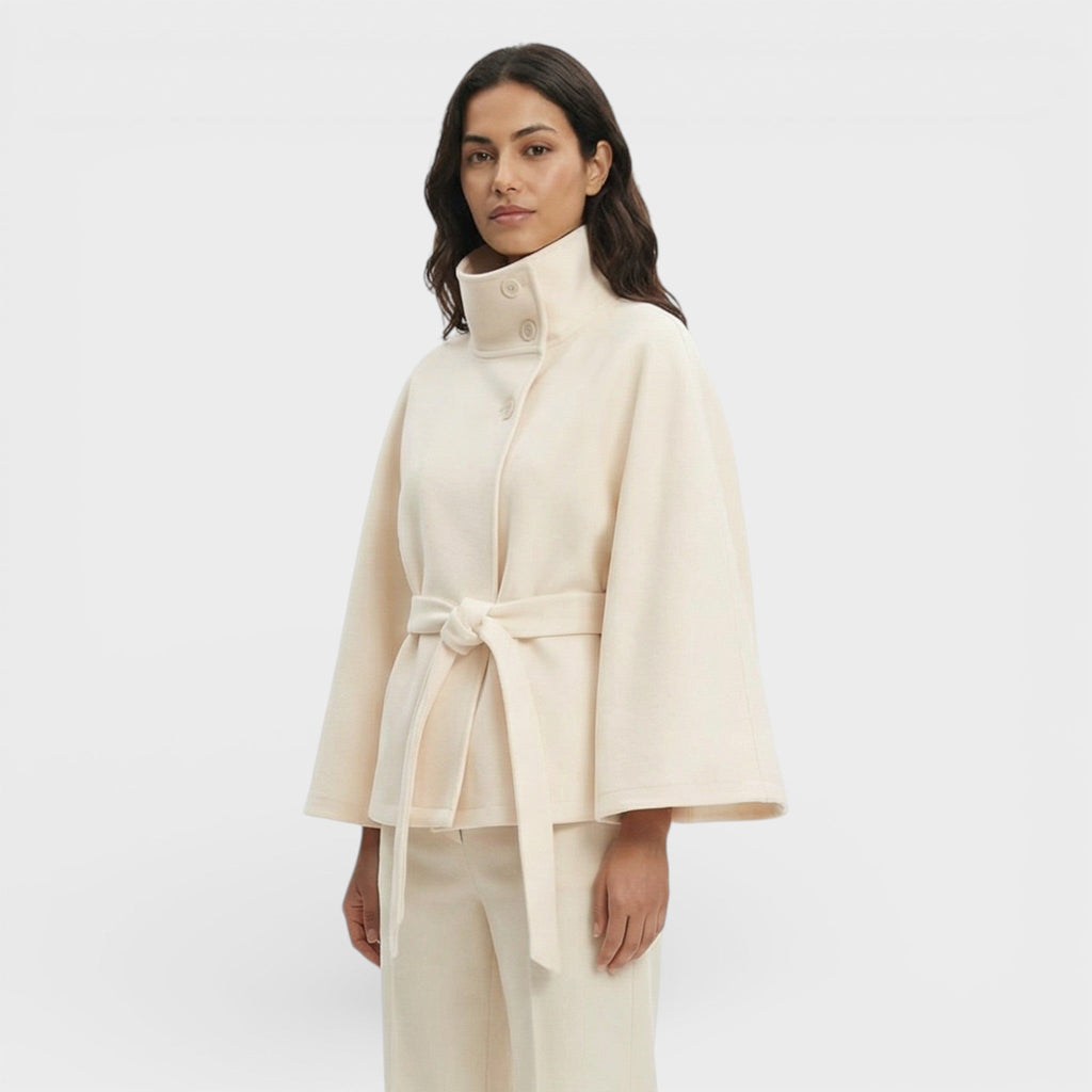 Abrigo Capa Corto con Cinturón y Corte Fluido de Inspiración Elegante