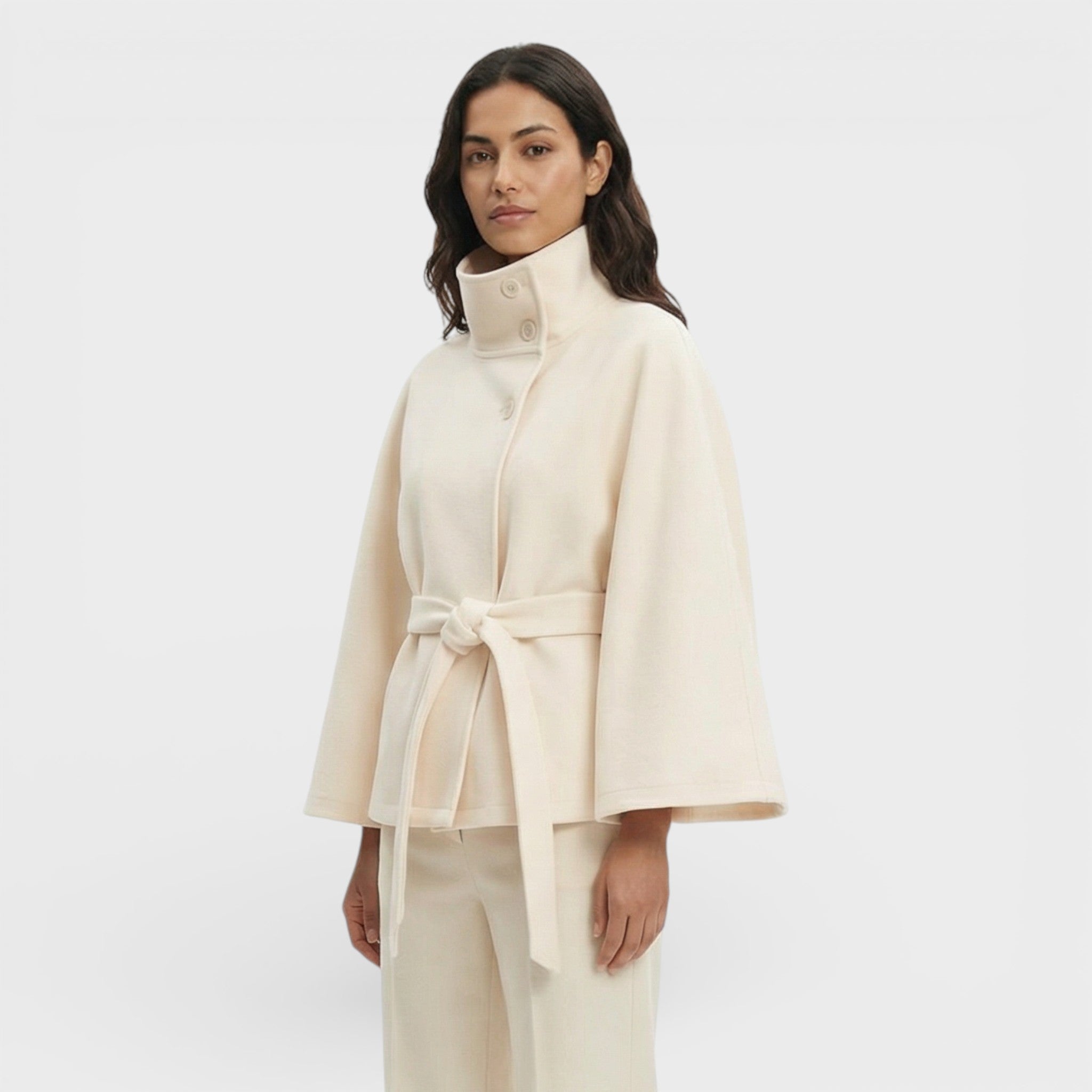 Abrigo Capa Corto con Cinturón y Corte Fluido de Inspiración Elegante