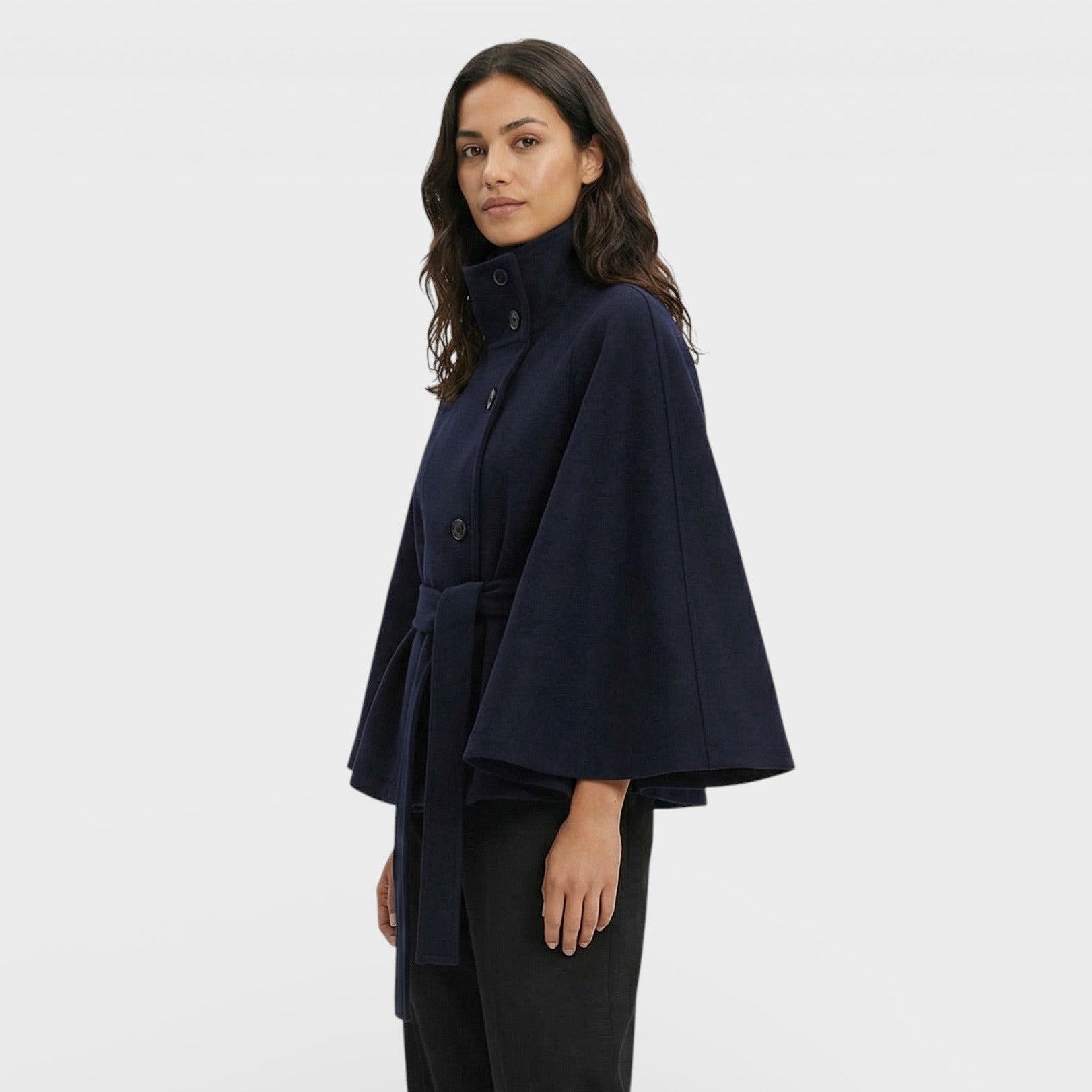 Abrigo Capa Corto con Cinturón y Corte Fluido de Inspiración Elegante