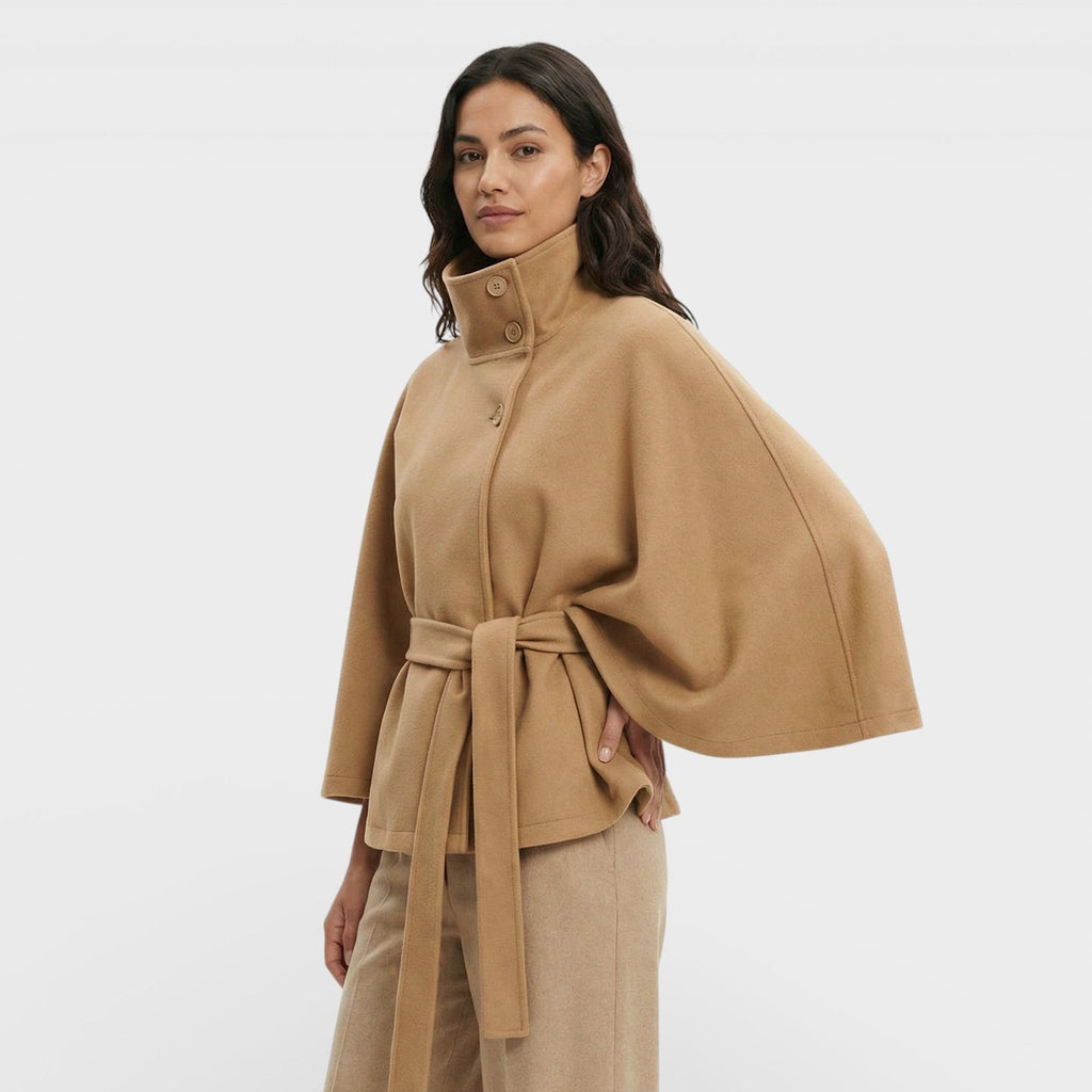 Abrigo Capa Corto con Cinturón y Corte Fluido de Inspiración Elegante