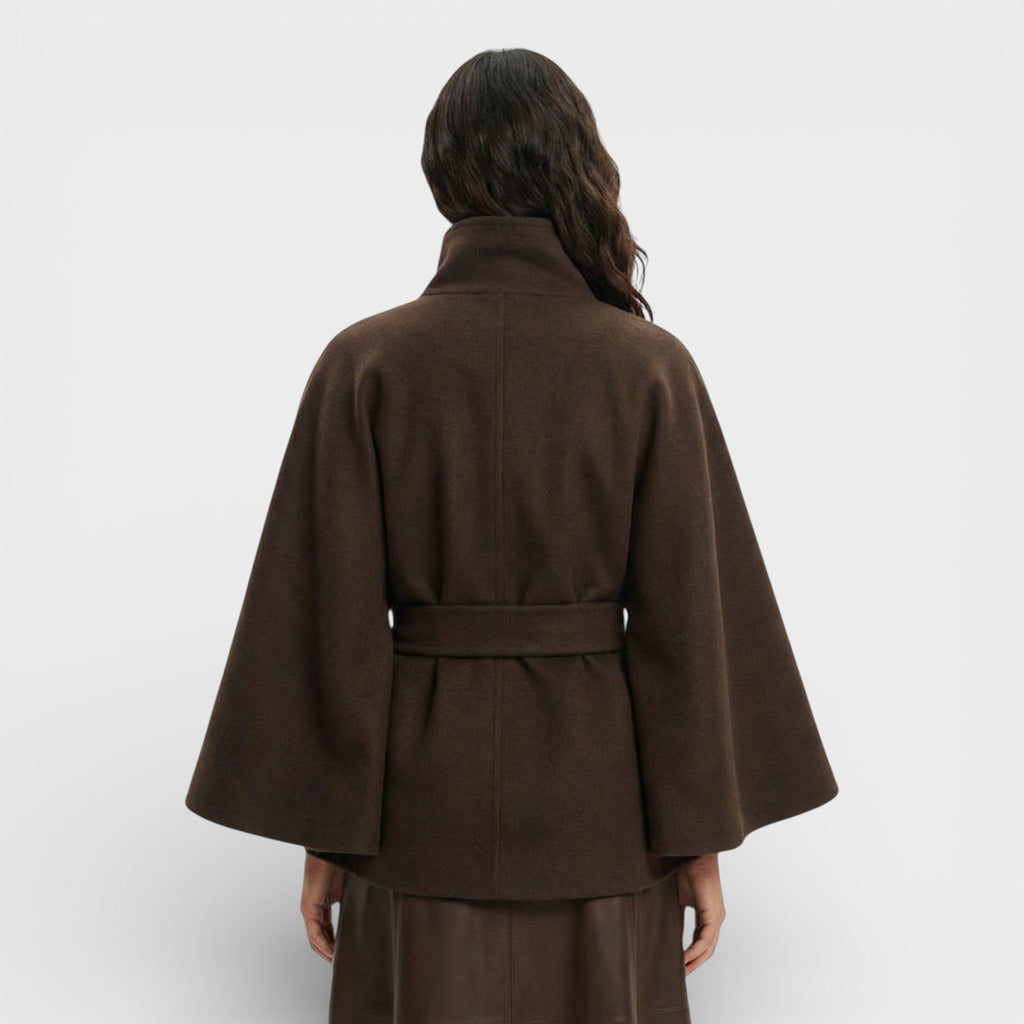 Abrigo Capa Corto con Cinturón y Corte Fluido de Inspiración Elegante