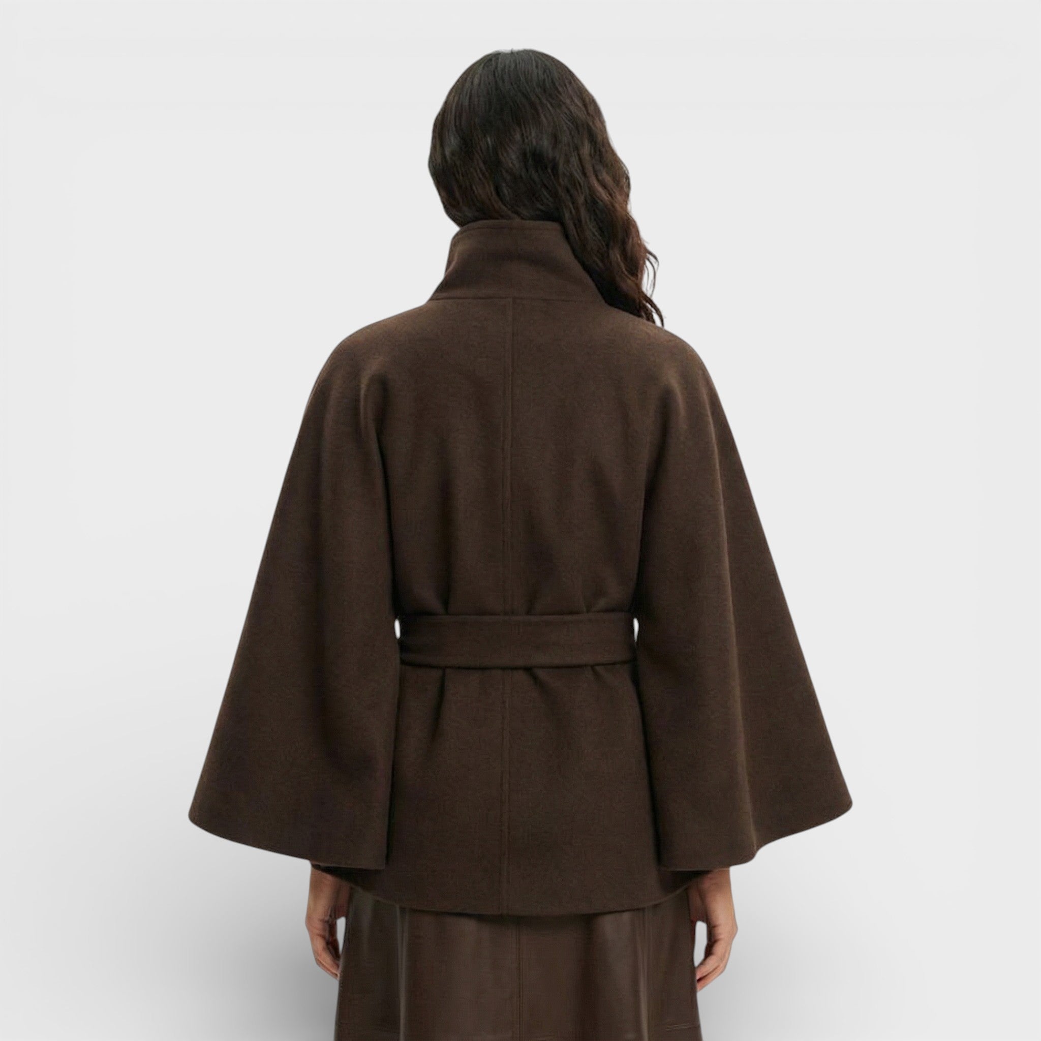 Abrigo Capa Corto con Cinturón y Corte Fluido de Inspiración Elegante