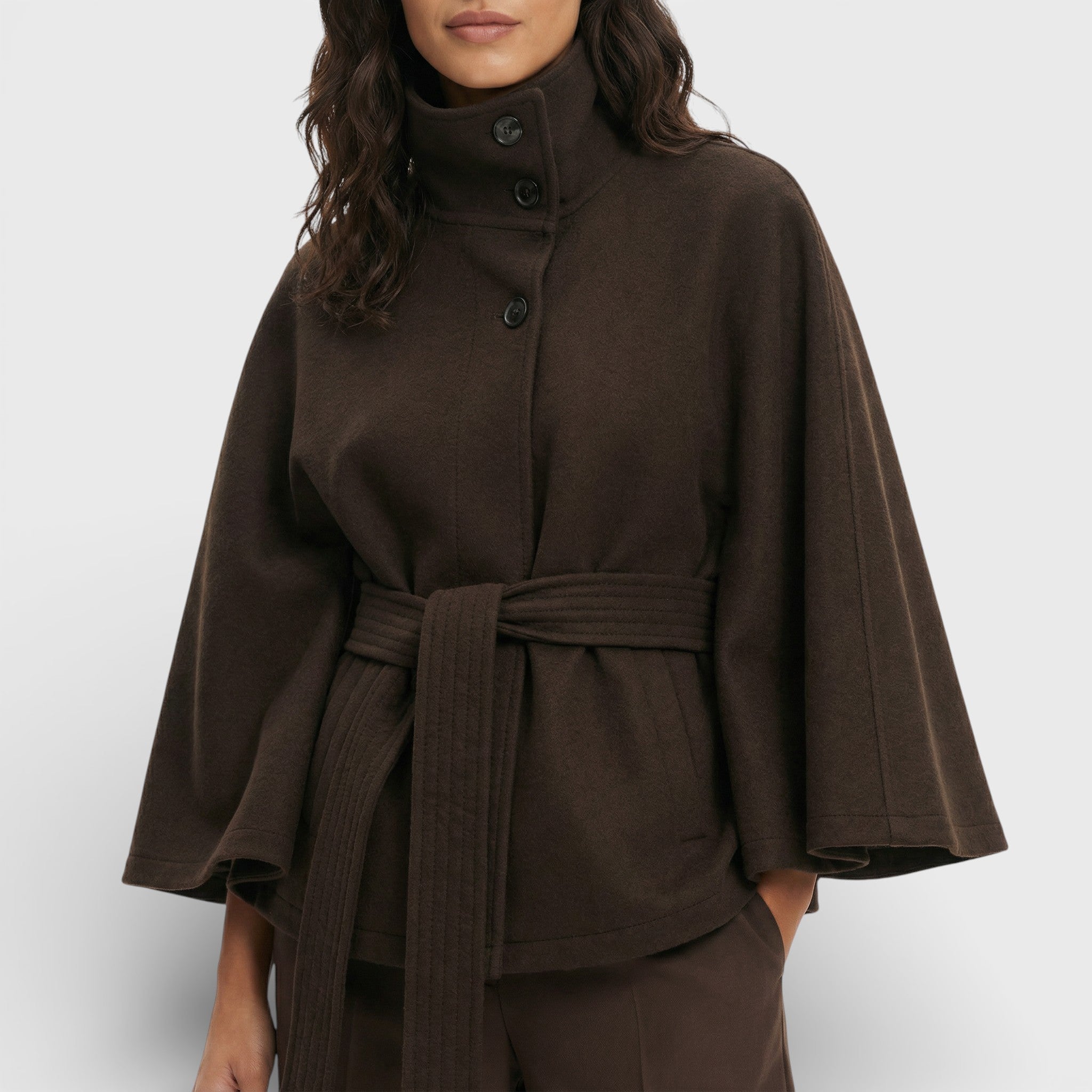 Abrigo Capa Corto con Cinturón y Corte Fluido de Inspiración Elegante