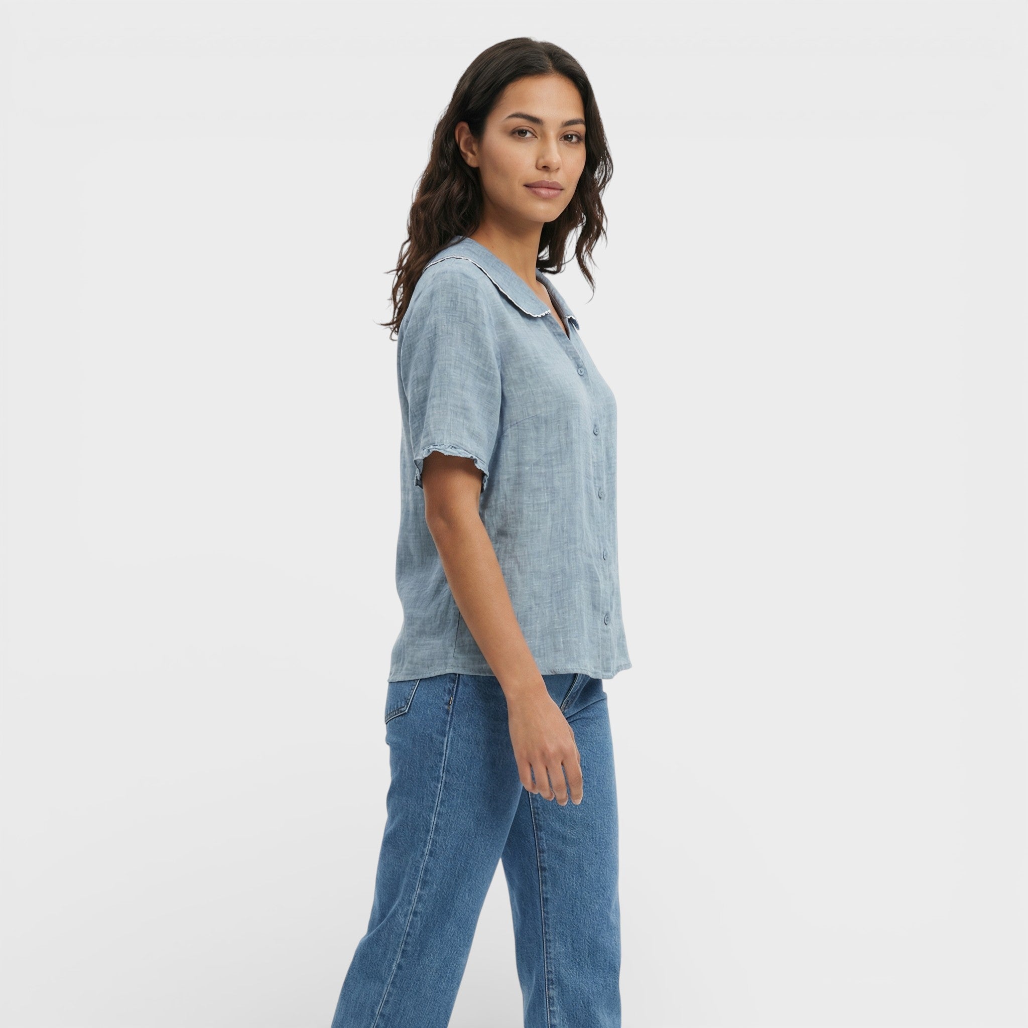 Blusa Ligera con Cuello Ondulado y Silueta Sofisticada