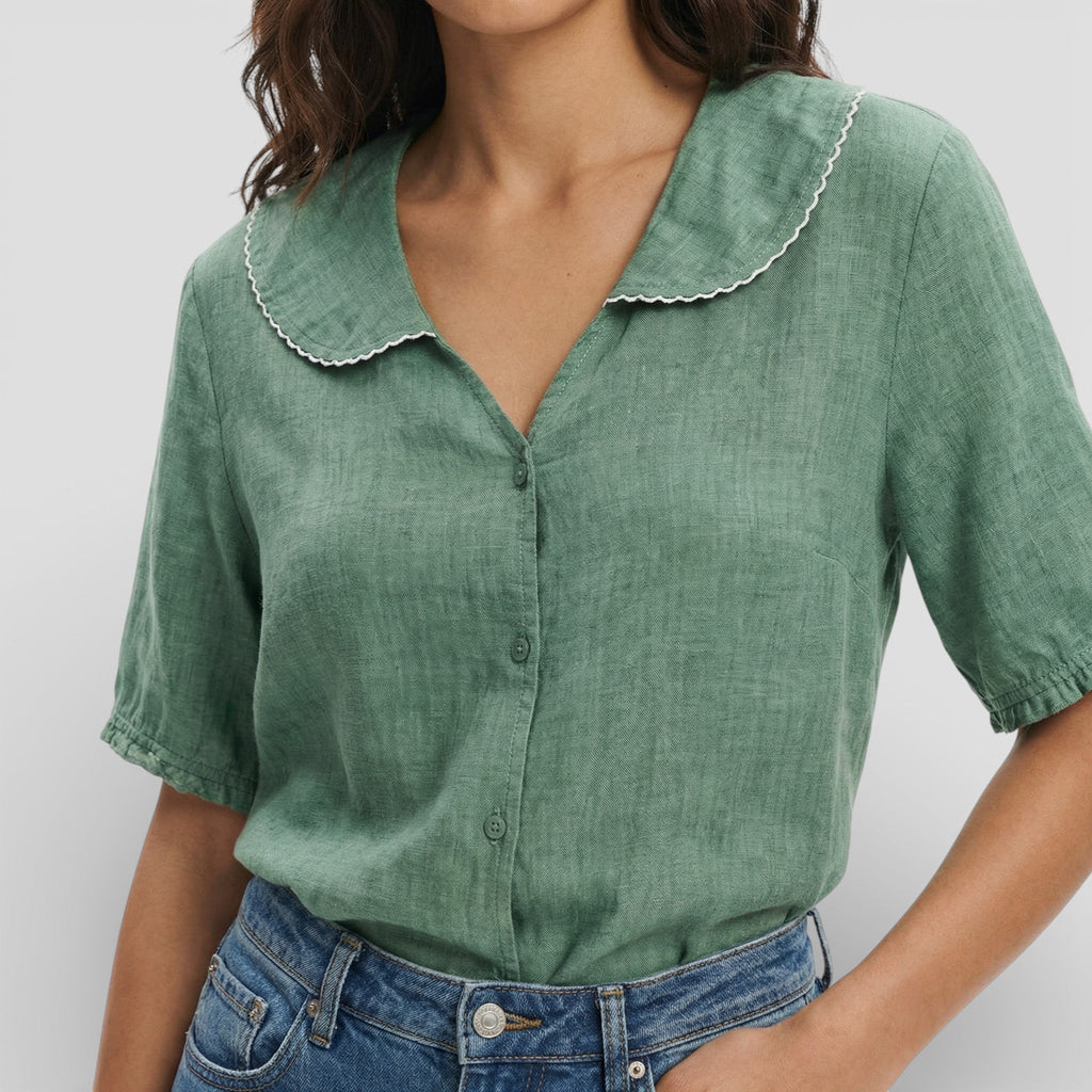 Blusa Ligera con Cuello Ondulado y Silueta Sofisticada