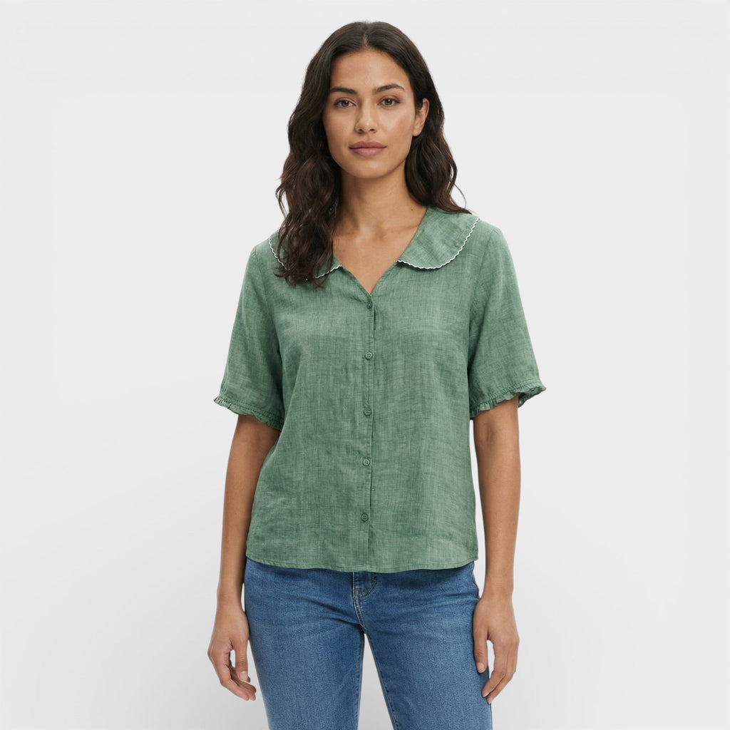 Blusa Ligera con Cuello Ondulado y Silueta Sofisticada