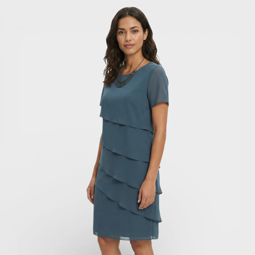 Vestido Azul  con Caída Fluida y Diseño en Capas