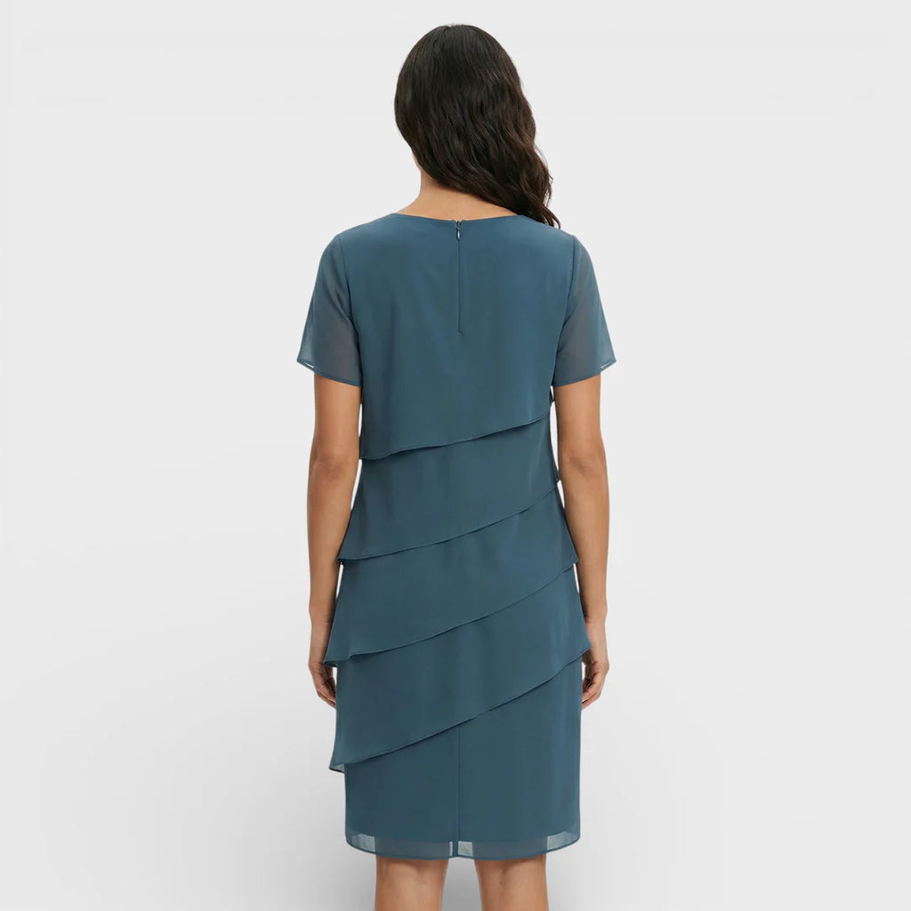 Vestido Azul  con Caída Fluida y Diseño en Capas