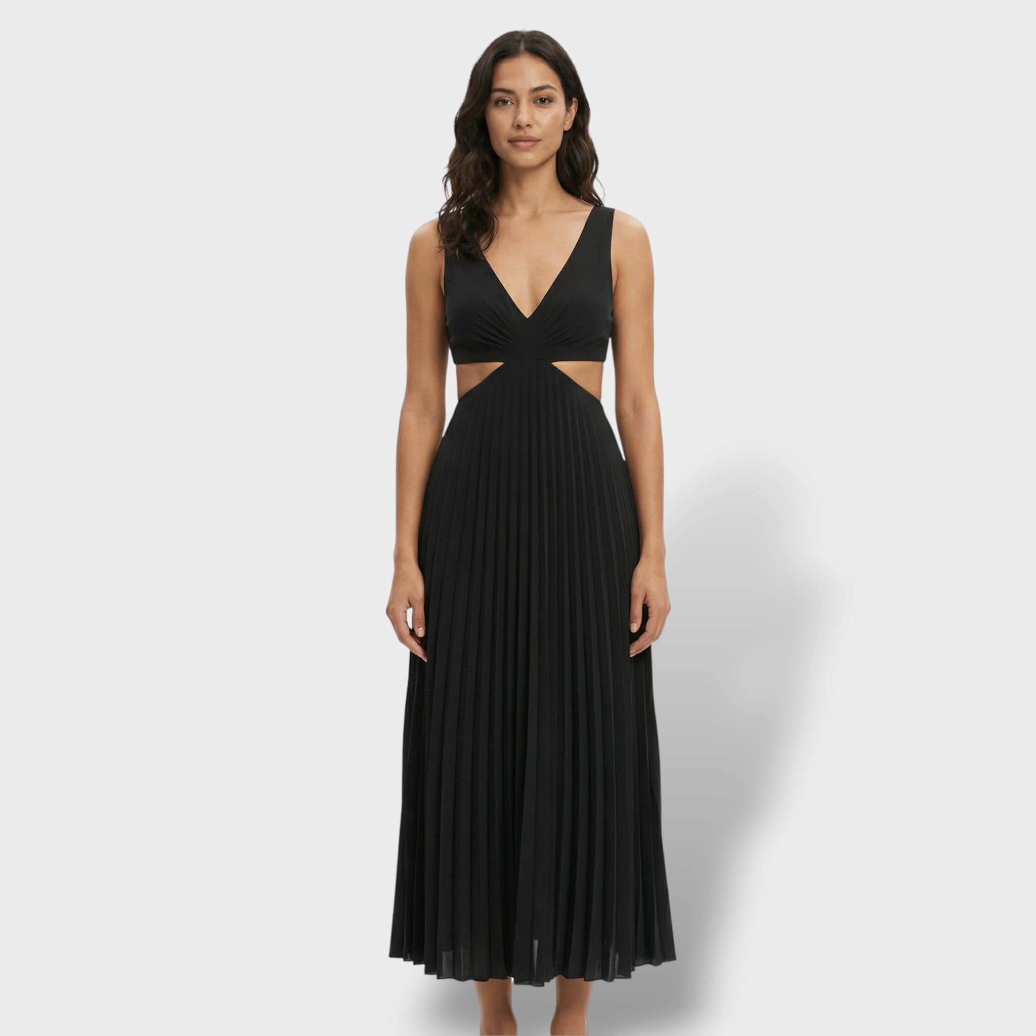 Vestido fluido con silueta elegante y aberturas laterales