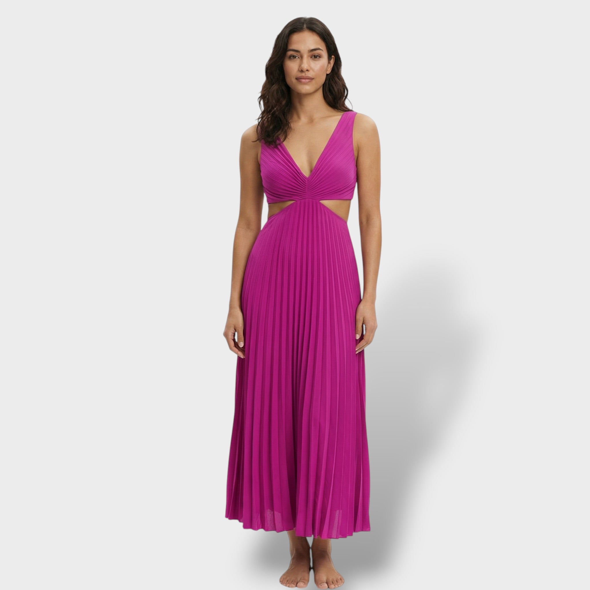 Vestido fluido con silueta elegante y aberturas laterales