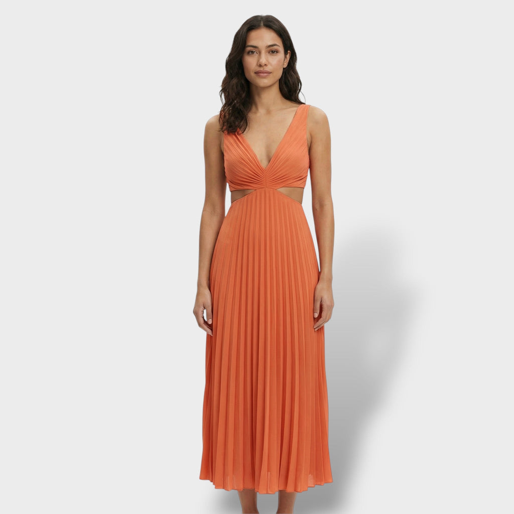 Vestido fluido con silueta elegante y aberturas laterales