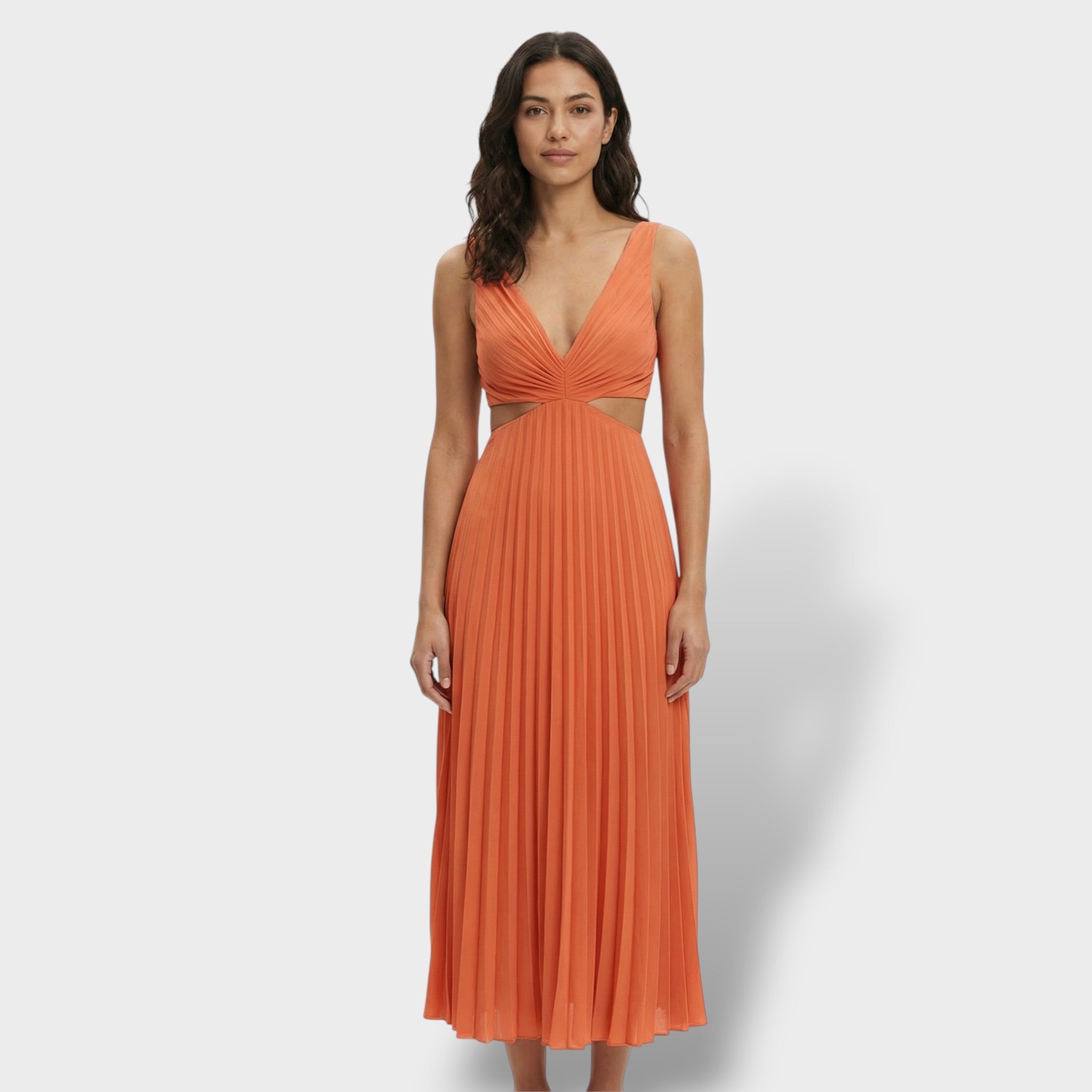 Vestido fluido con silueta elegante y aberturas laterales