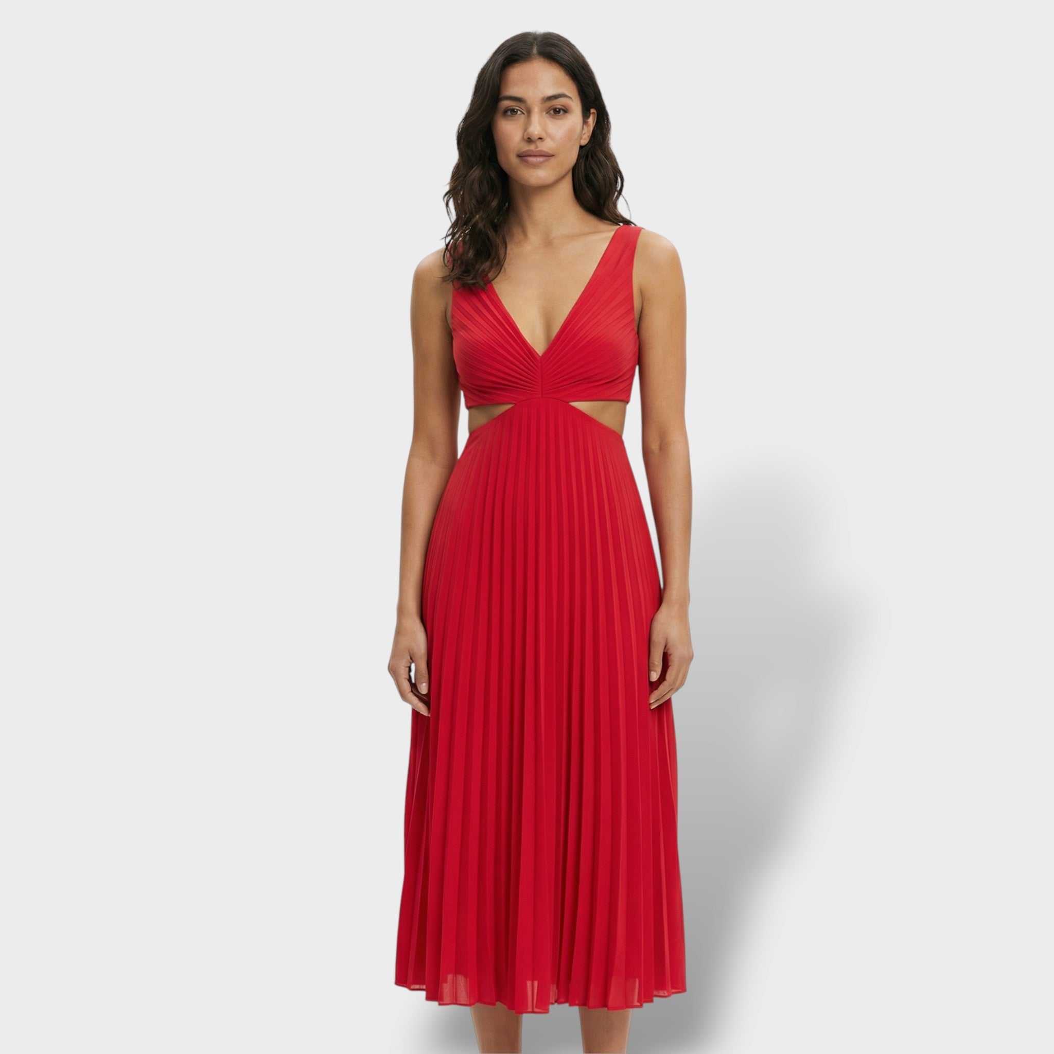 Vestido fluido con silueta elegante y aberturas laterales