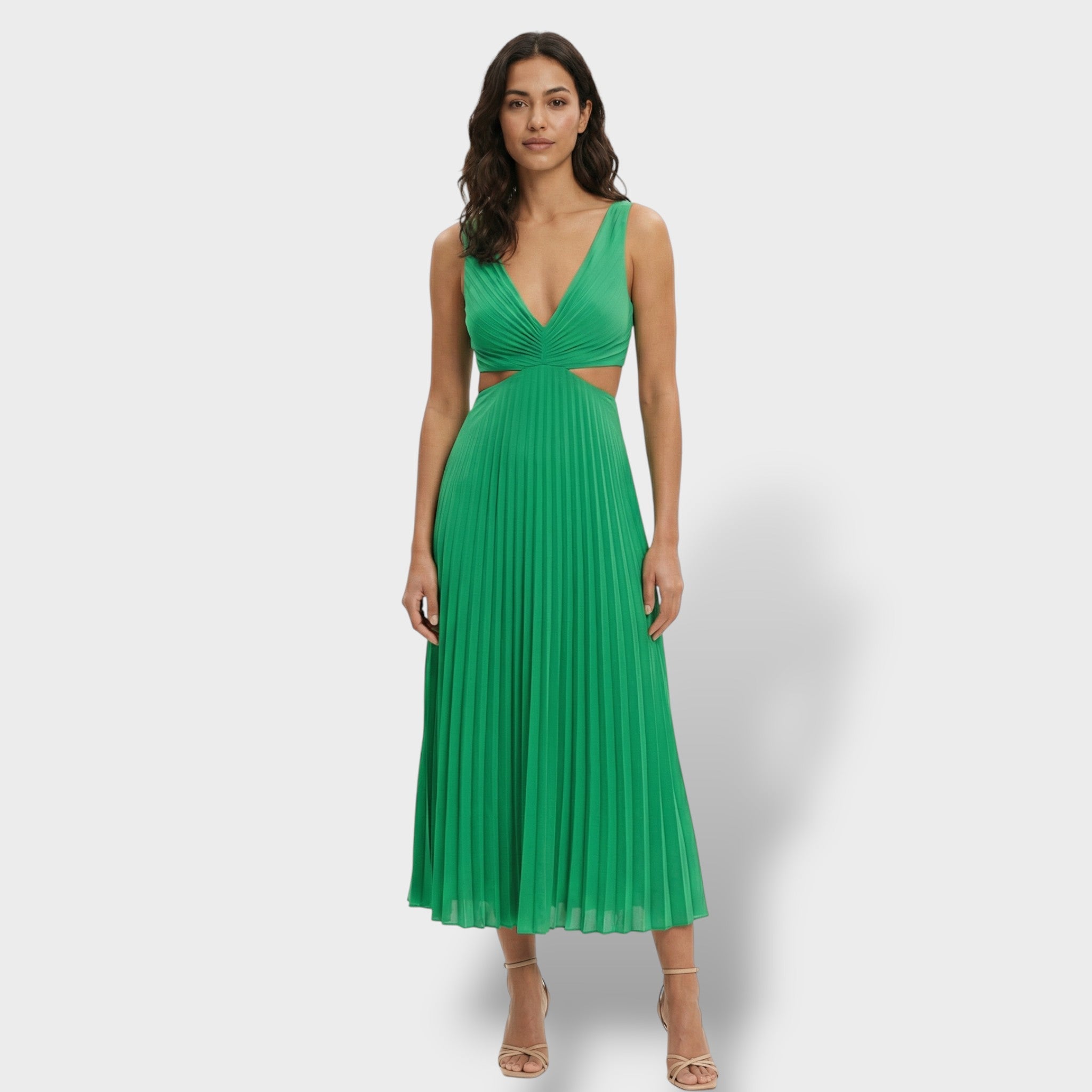 Vestido fluido con silueta elegante y aberturas laterales
