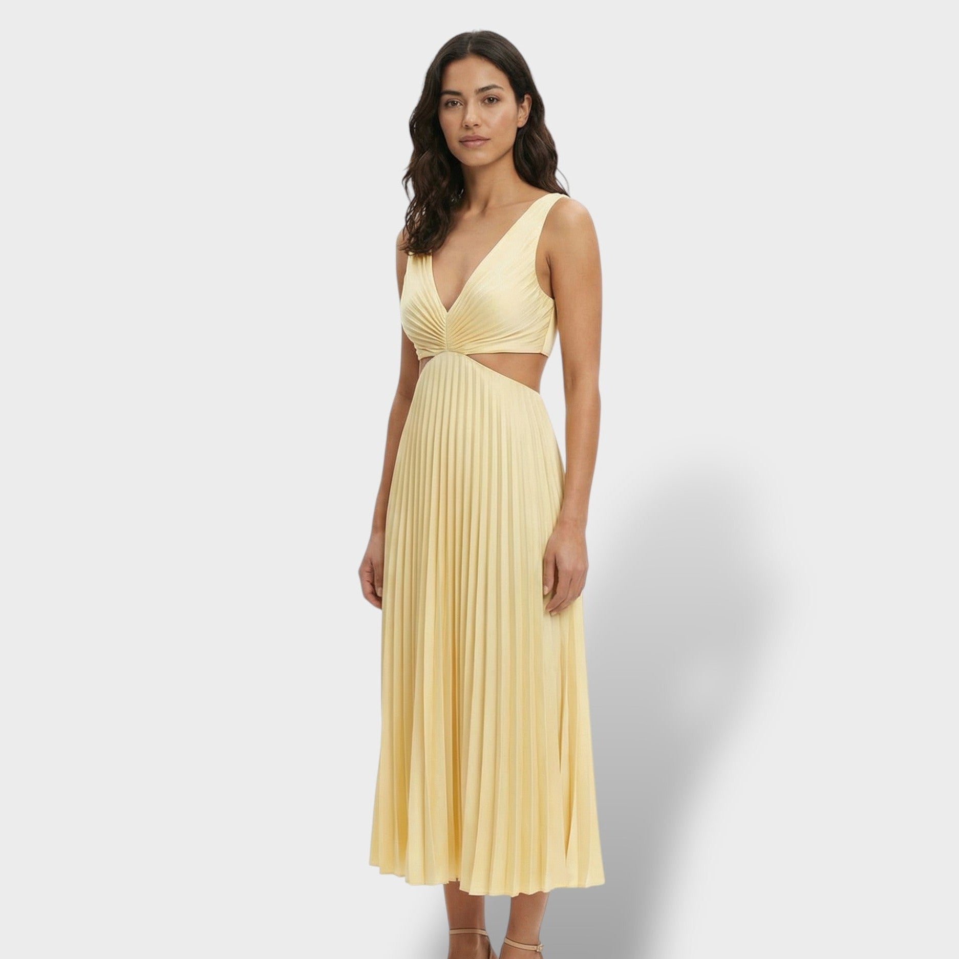 Vestido fluido con silueta elegante y aberturas laterales