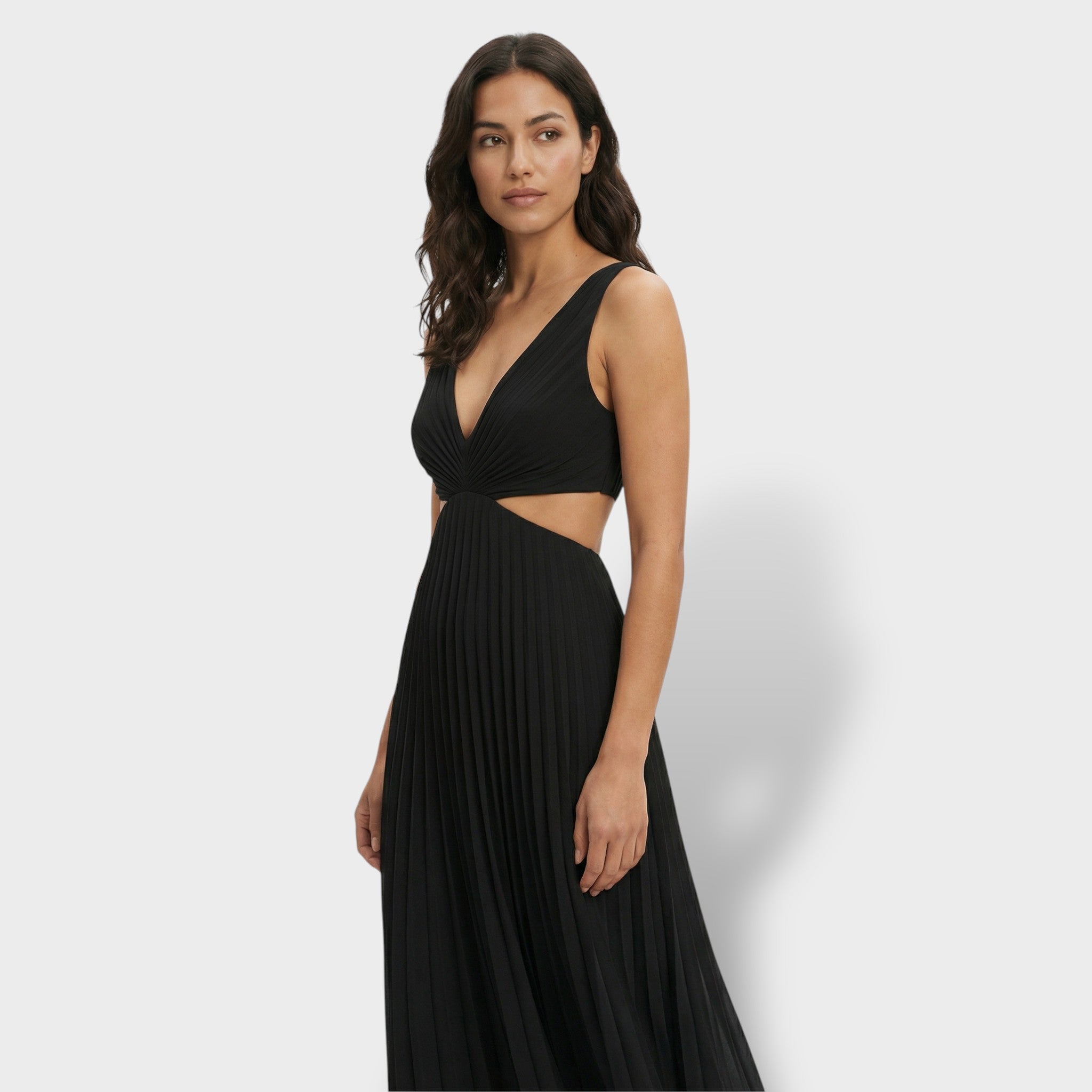 Vestido fluido con silueta elegante y aberturas laterales