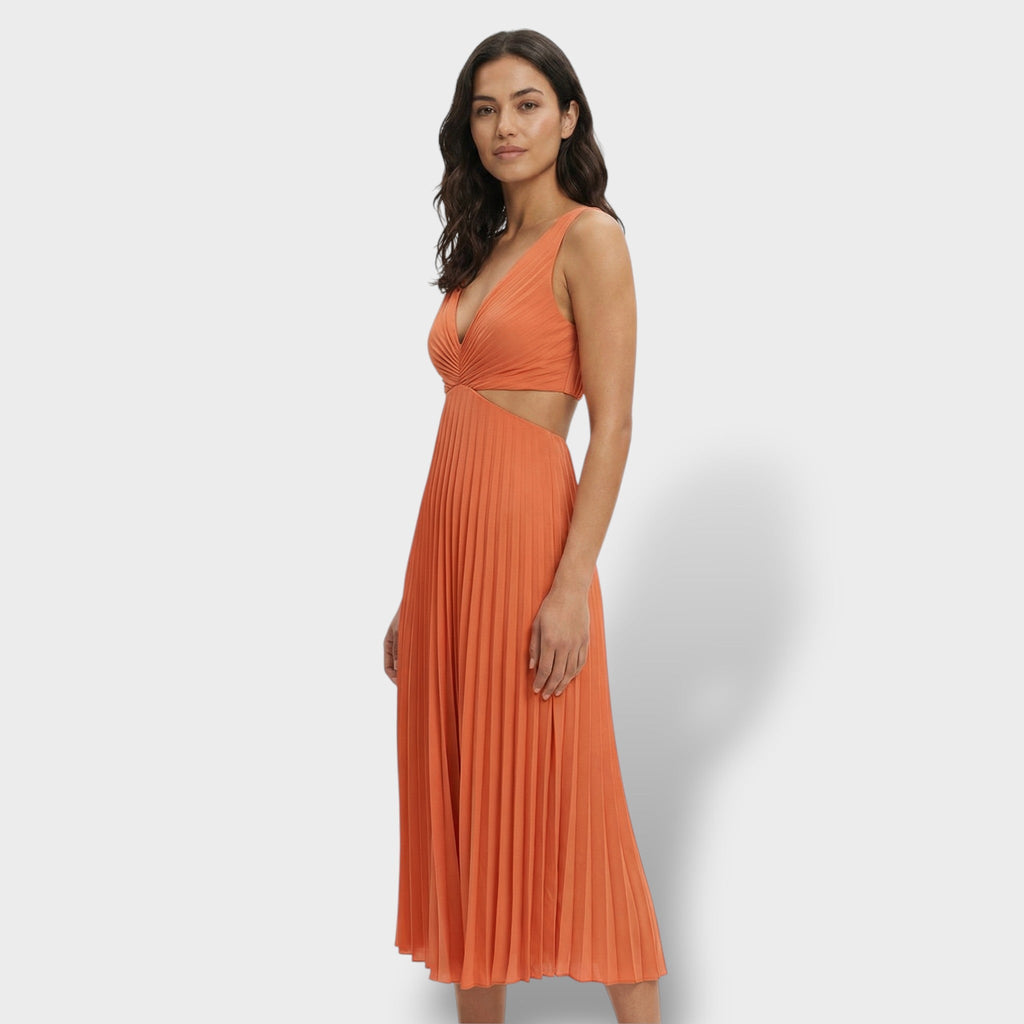Vestido fluido con silueta elegante y aberturas laterales