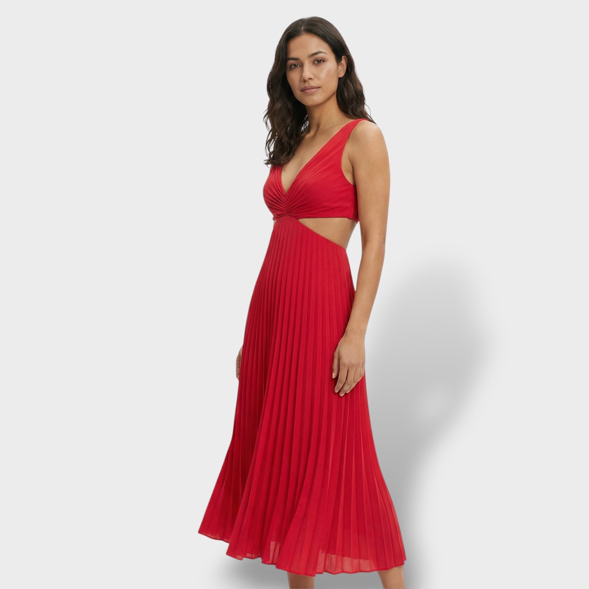 Vestido fluido con silueta elegante y aberturas laterales