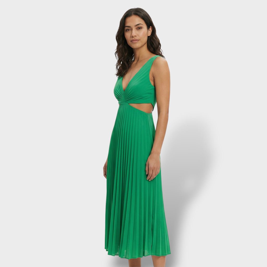Vestido fluido con silueta elegante y aberturas laterales