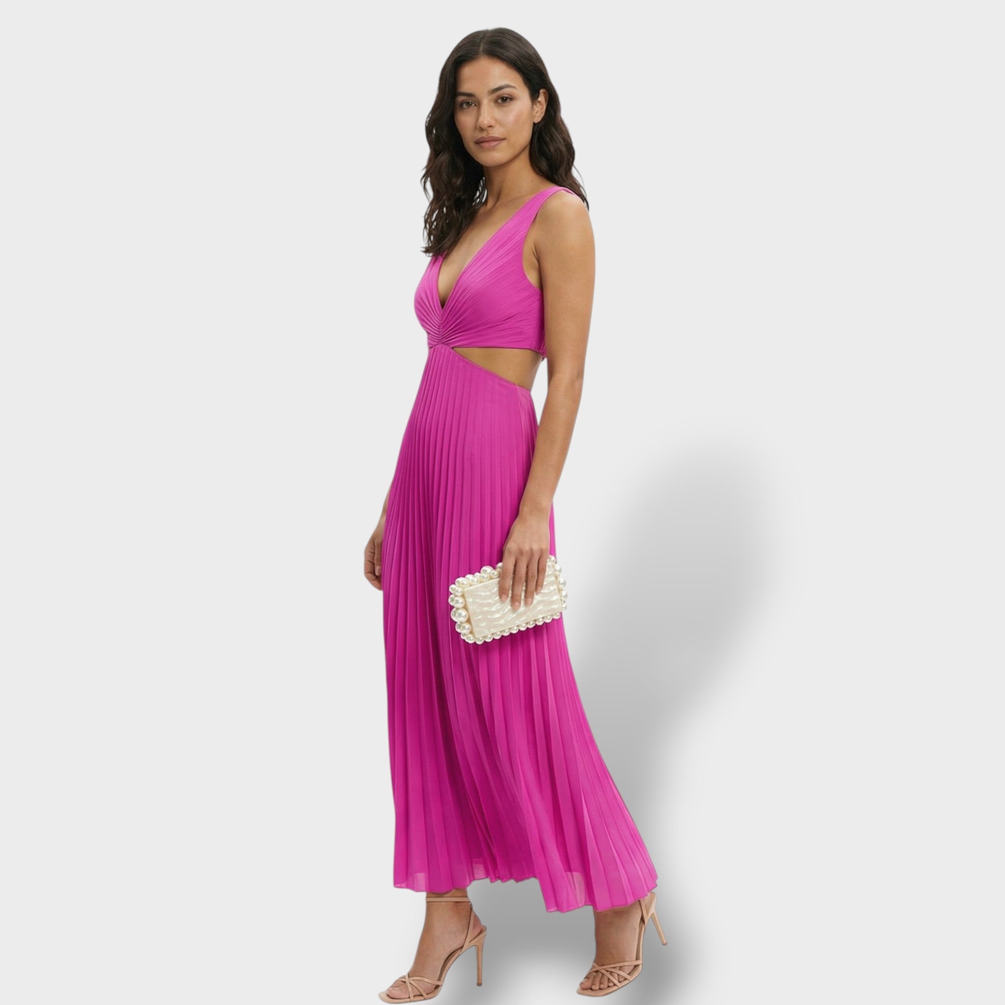 Vestido fluido con silueta elegante y aberturas laterales