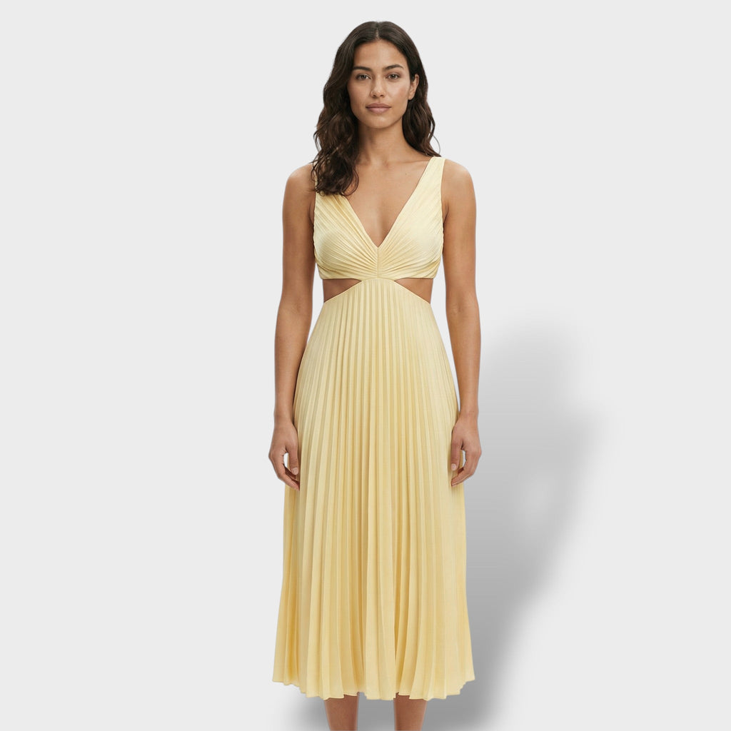 Vestido fluido con silueta elegante y aberturas laterales