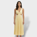 Vestido fluido con silueta elegante y aberturas laterales
