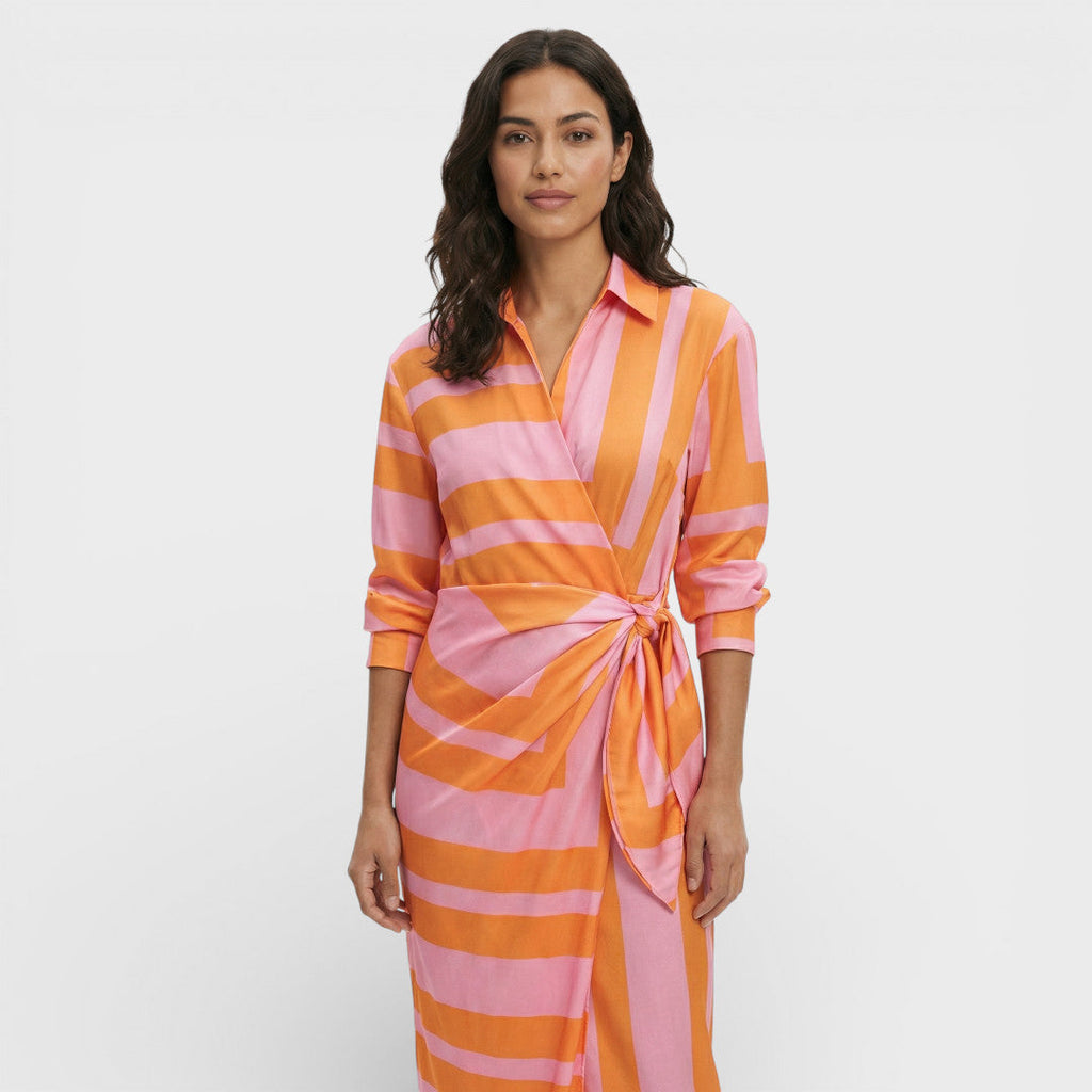 Vestido con Diseño Elegante y Silueta Estilizada