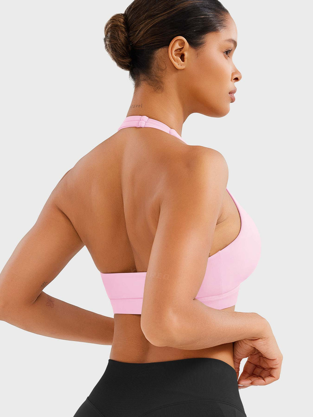 Top deportivo con tirantes al cuello y ajuste cómodo