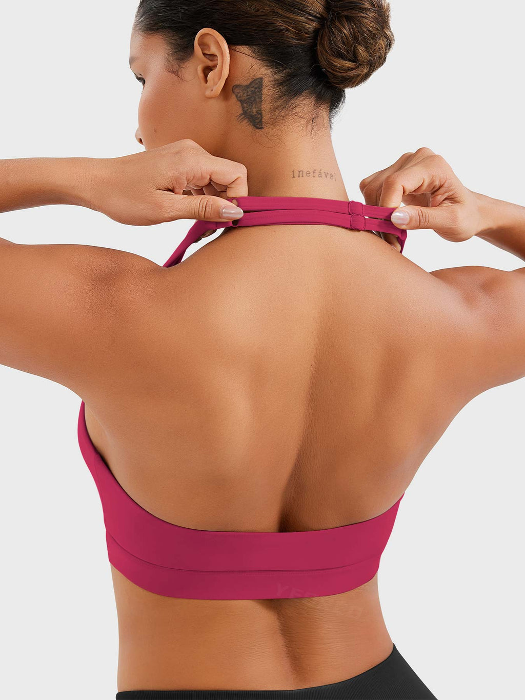 Top deportivo con tirantes al cuello y ajuste cómodo