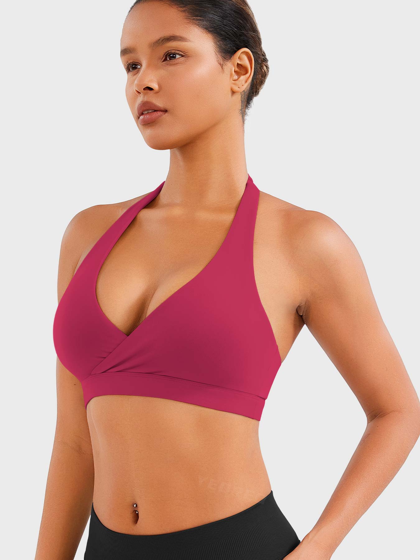 Top deportivo con tirantes al cuello y ajuste cómodo