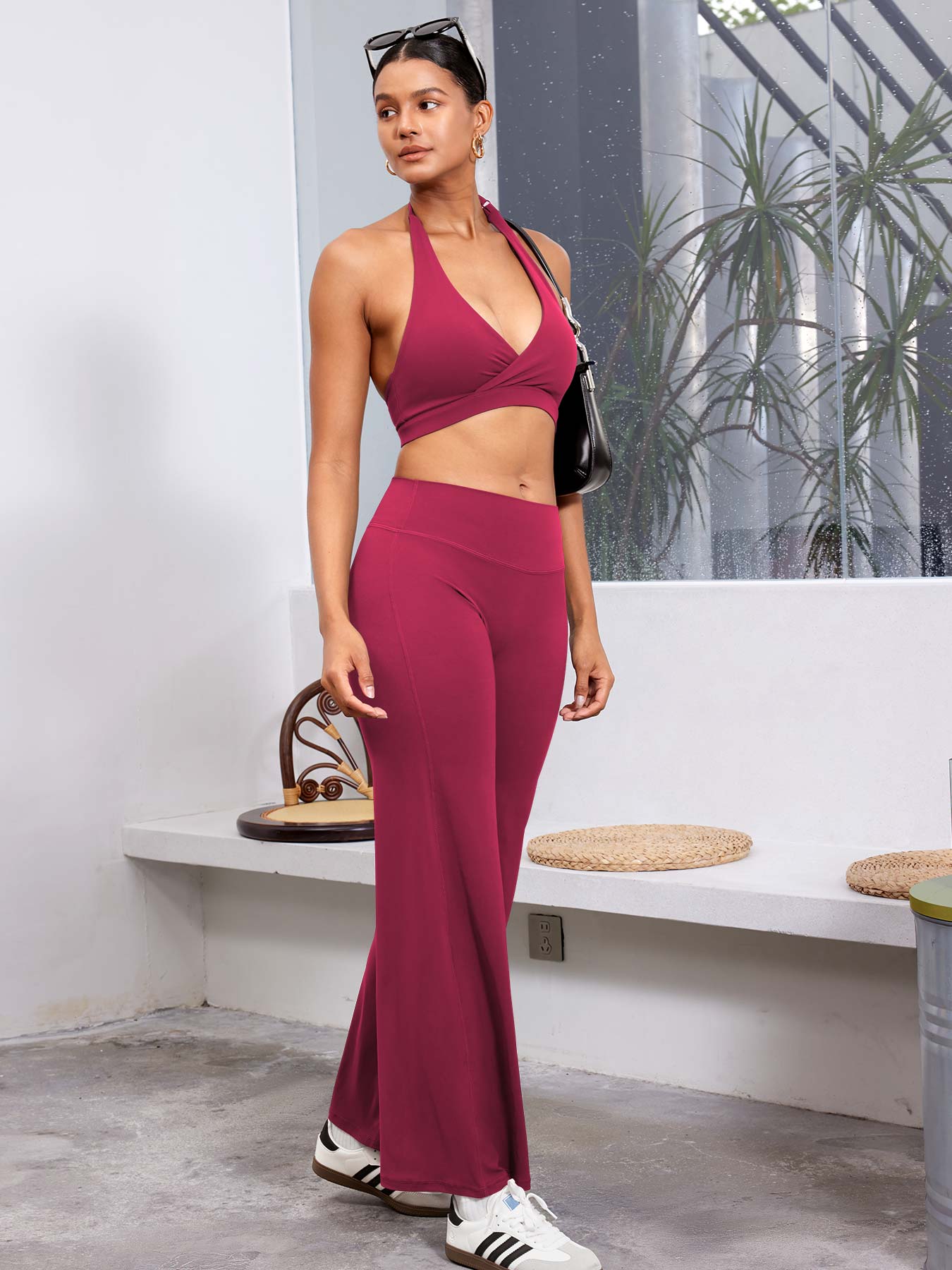 Top deportivo con tirantes al cuello y ajuste cómodo