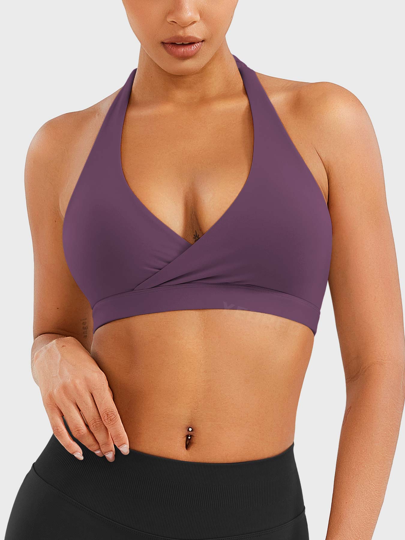 Top deportivo con tirantes al cuello y ajuste cómodo