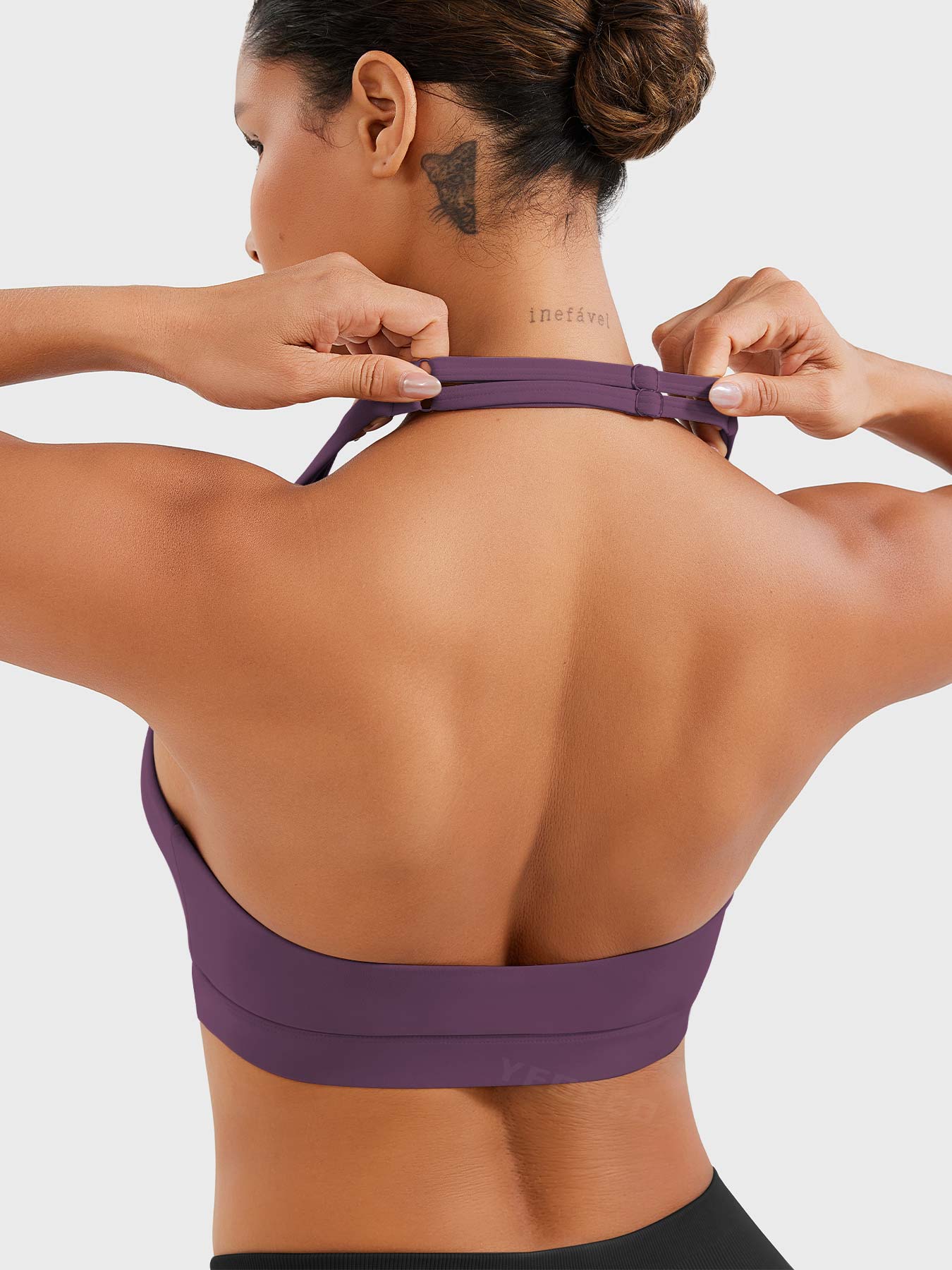 Top deportivo con tirantes al cuello y ajuste cómodo